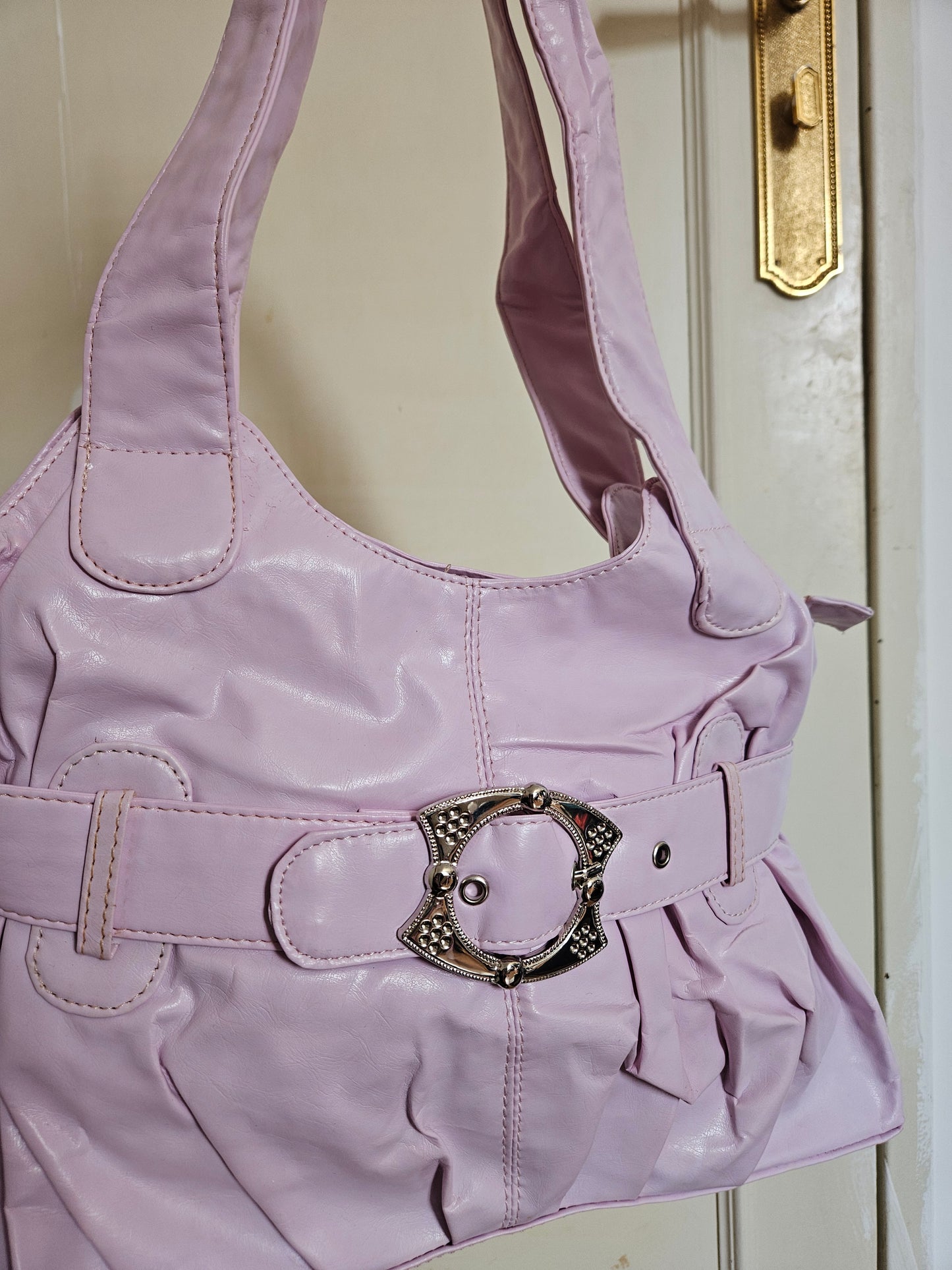 Sac en similicuir rose à boucle