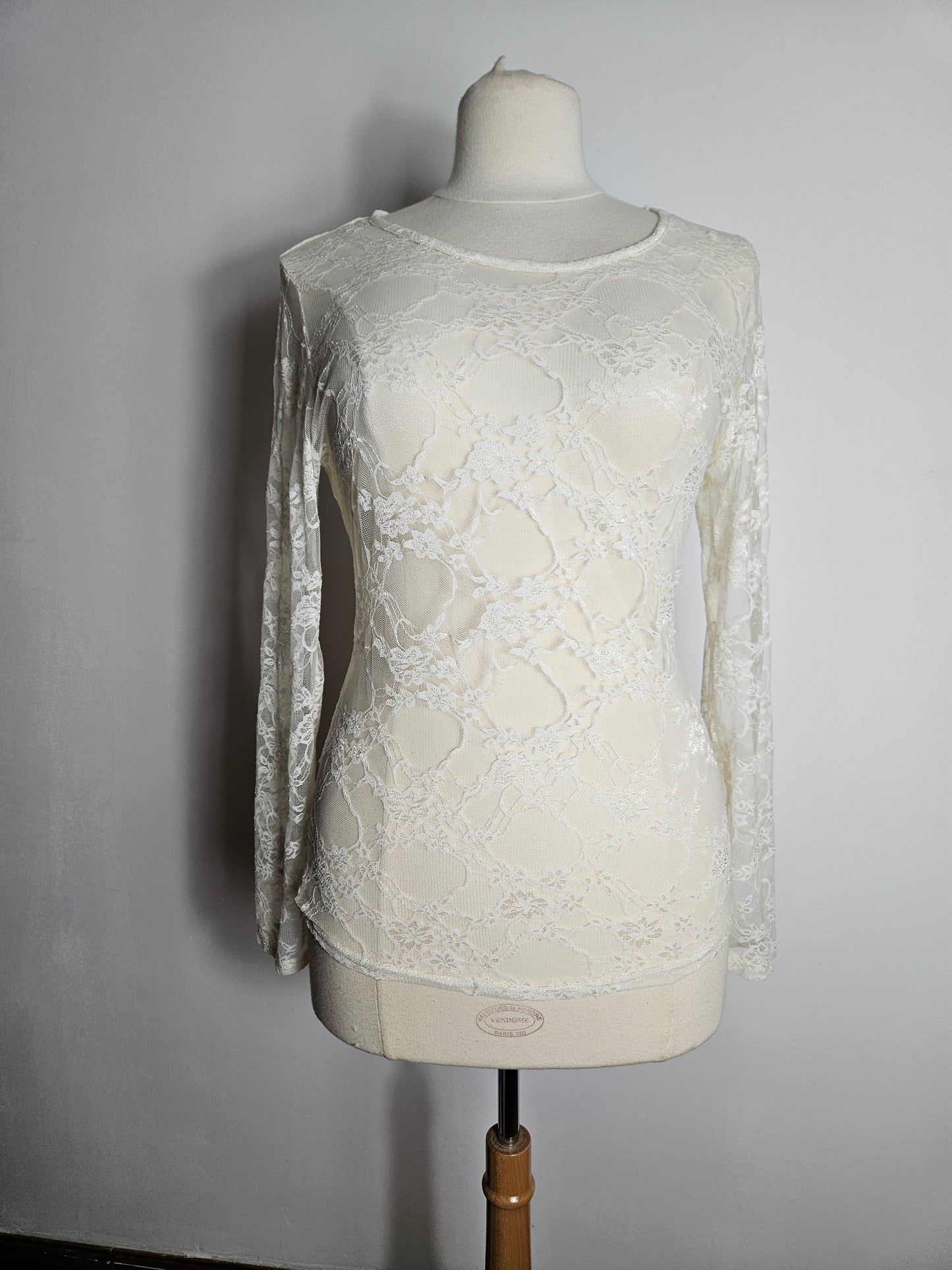 Haut en dentelle blanche