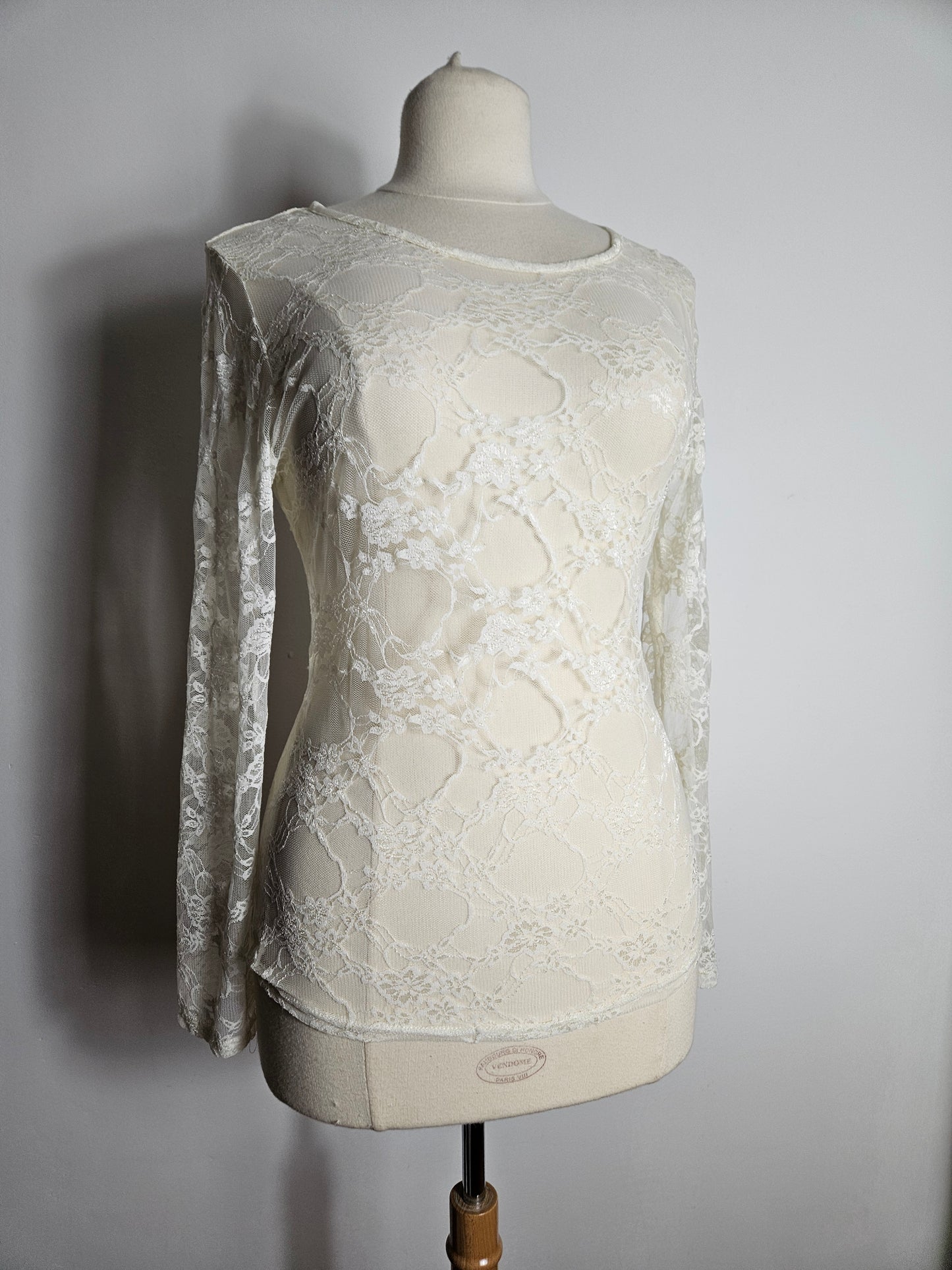 Haut en dentelle blanche
