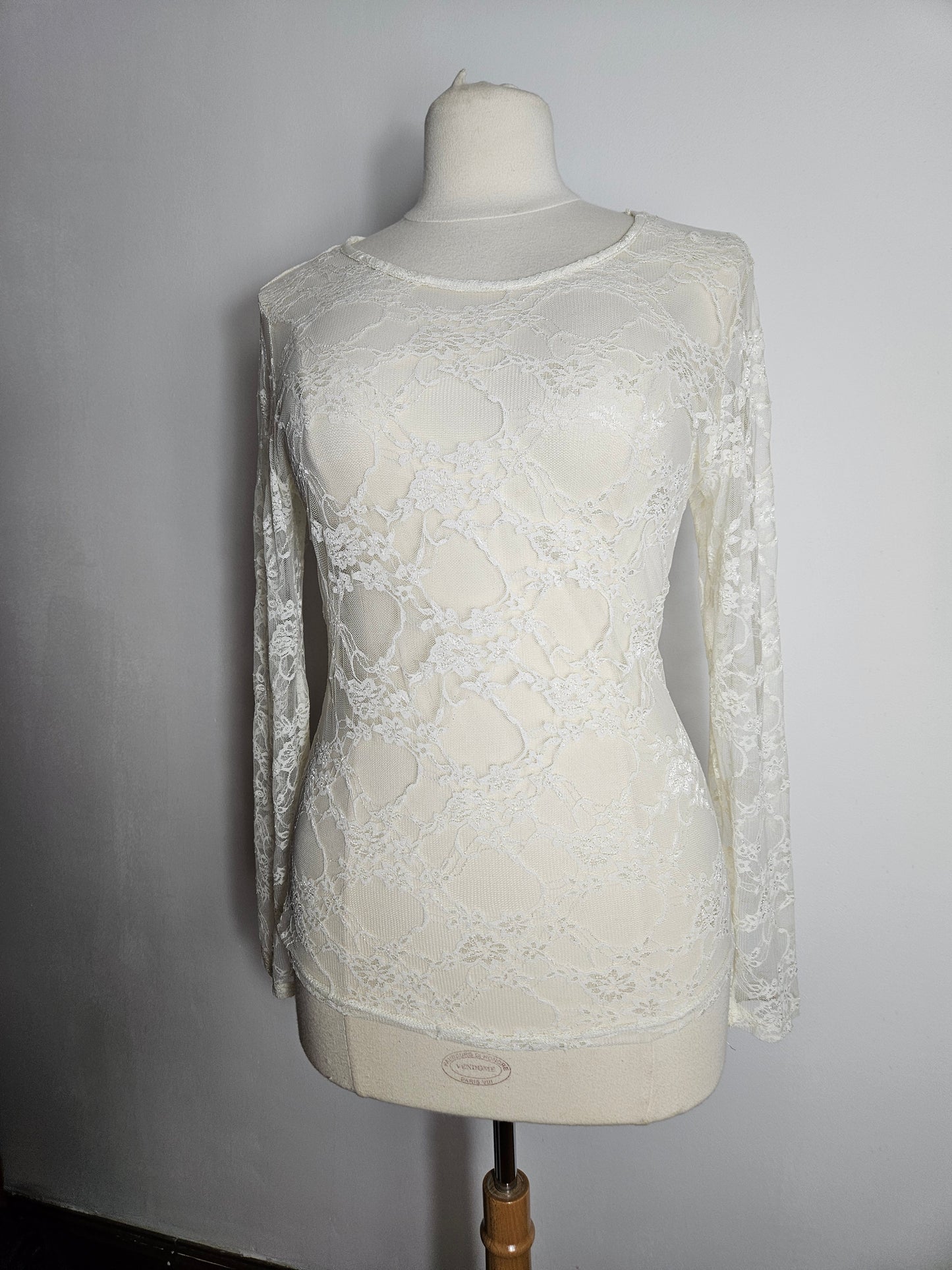 Haut en dentelle blanche