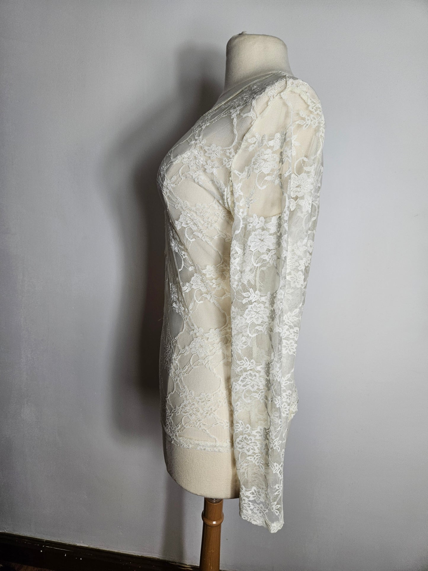 Haut en dentelle blanche