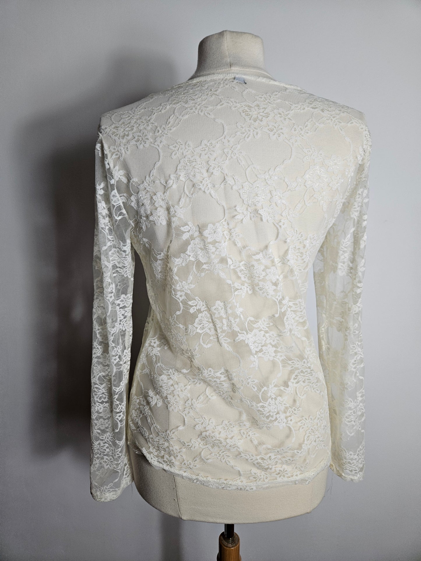 Haut en dentelle blanche