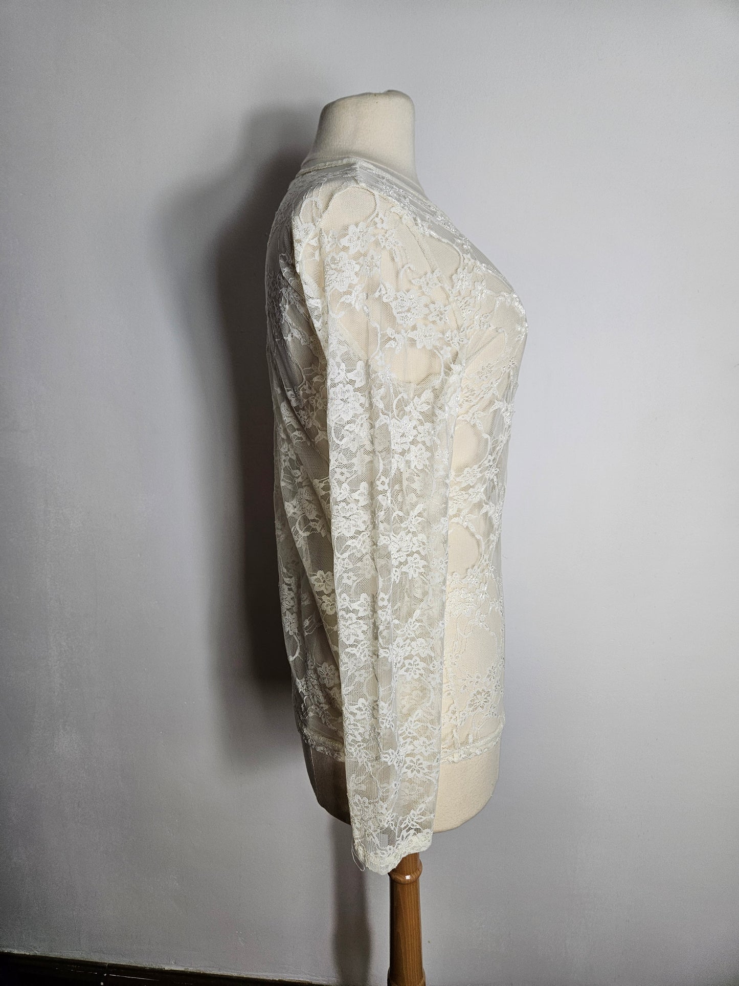 Haut en dentelle blanche