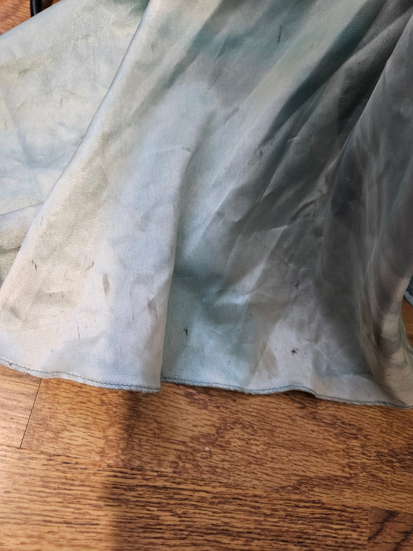 Longue robe dos nu brodée tons bleus