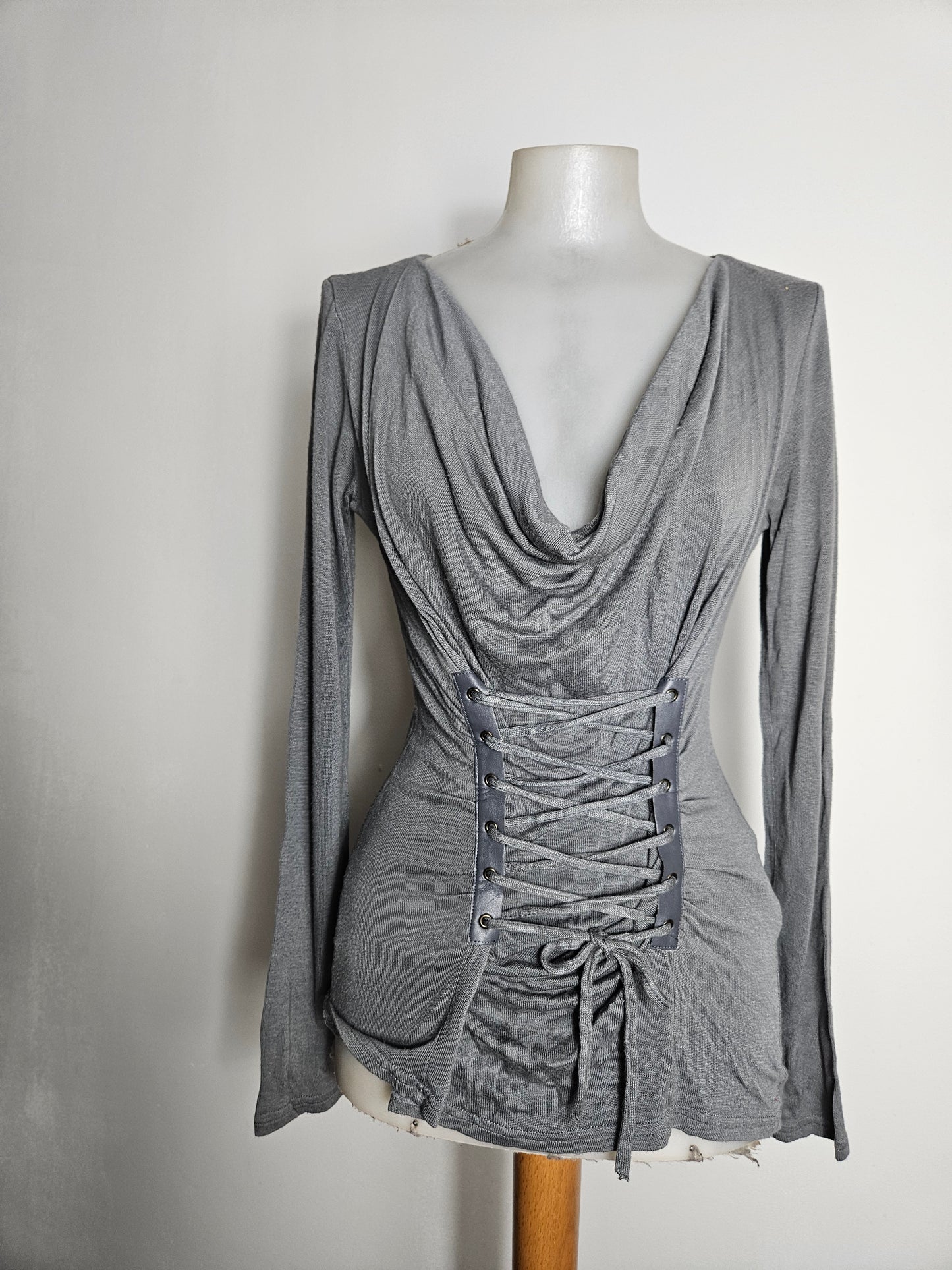 Haut gris col bénitier détails laçage