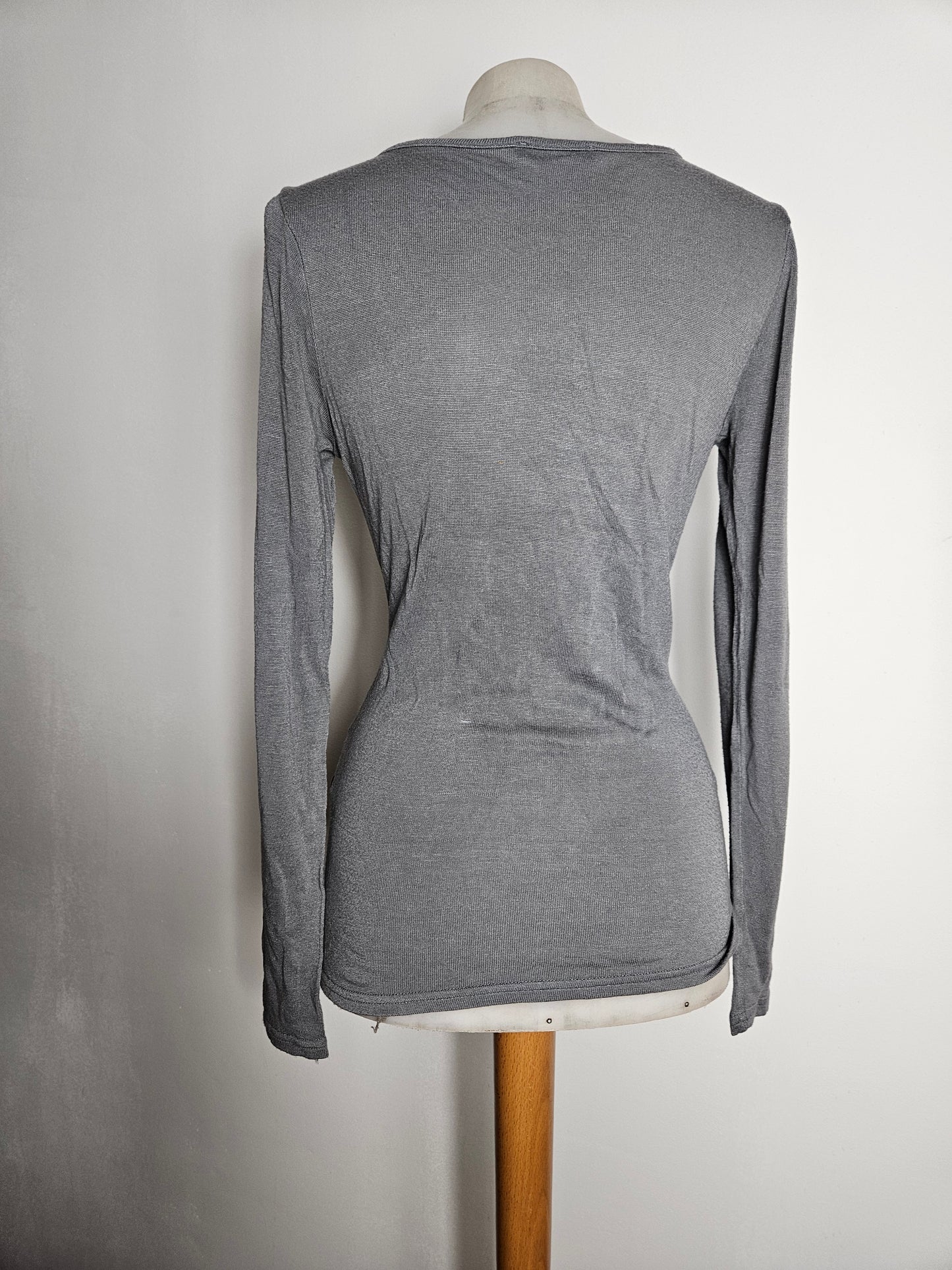 Haut gris col bénitier détails laçage
