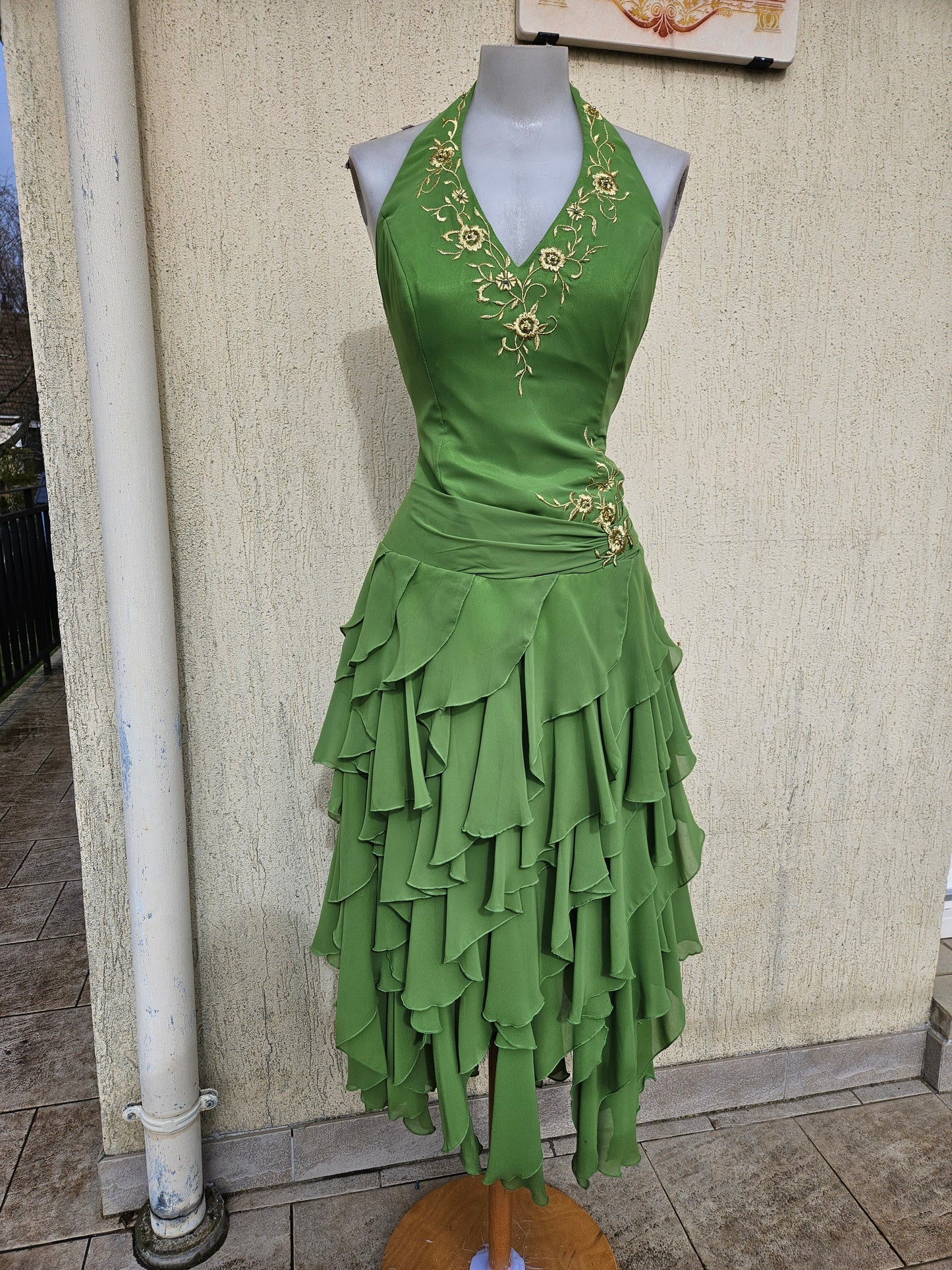 Robe verte brodée dos nu