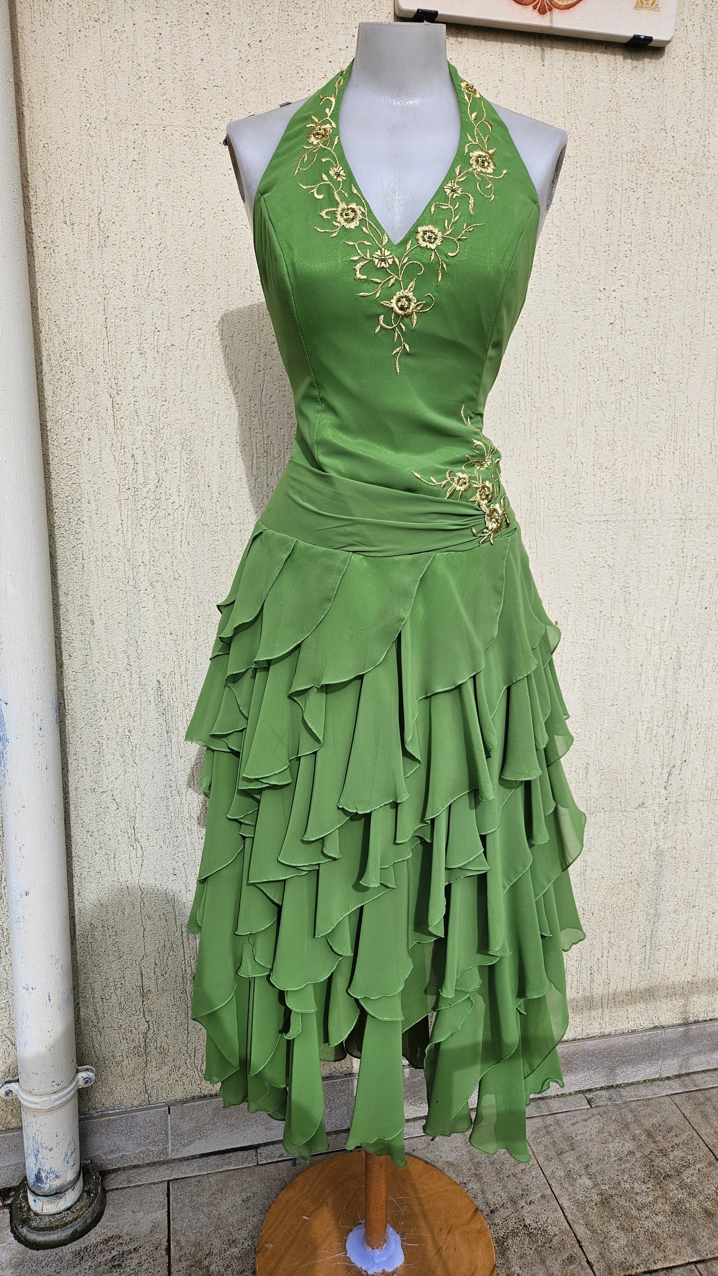 Robe verte brodée dos nu