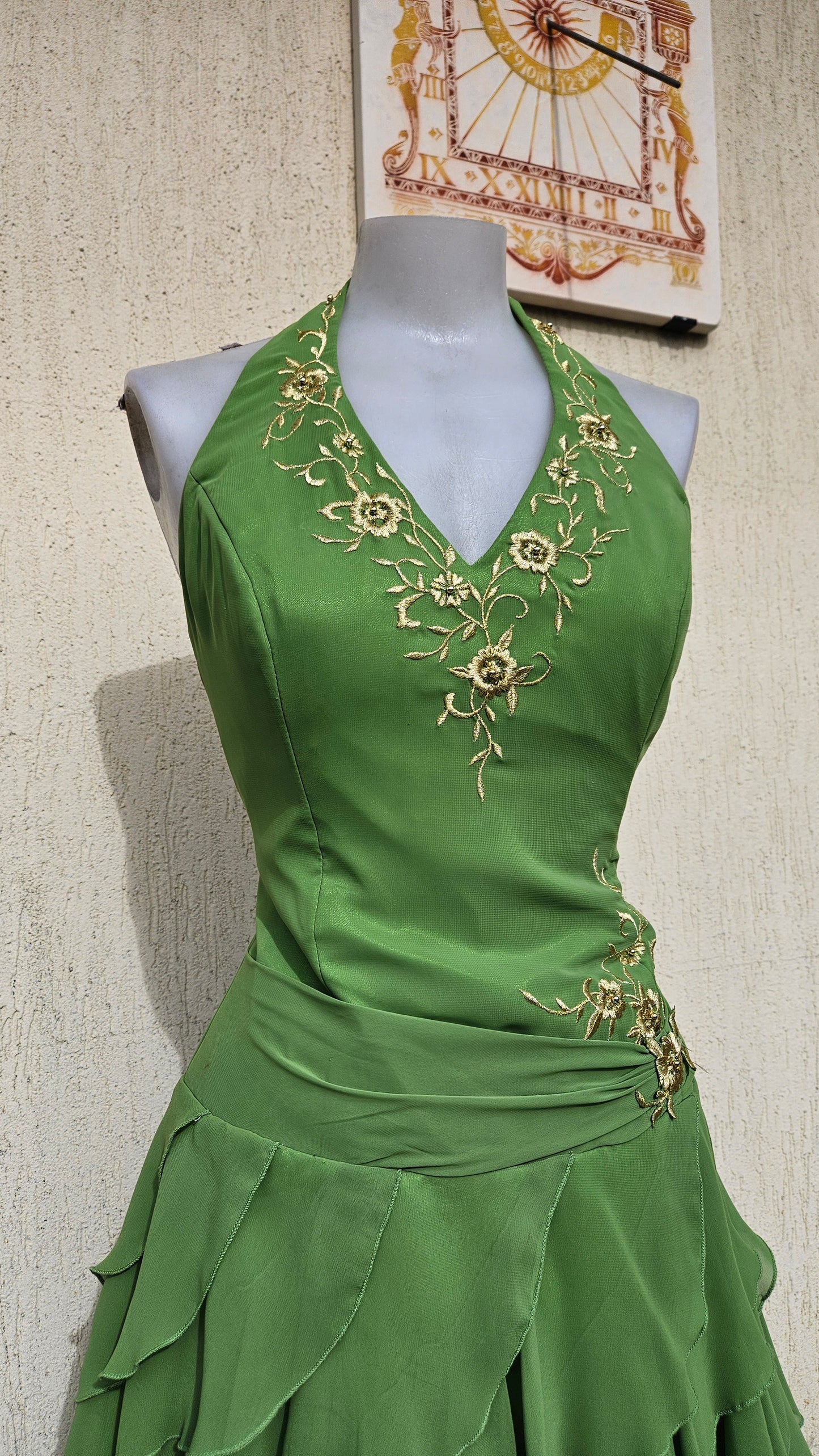 Robe verte brodée dos nu