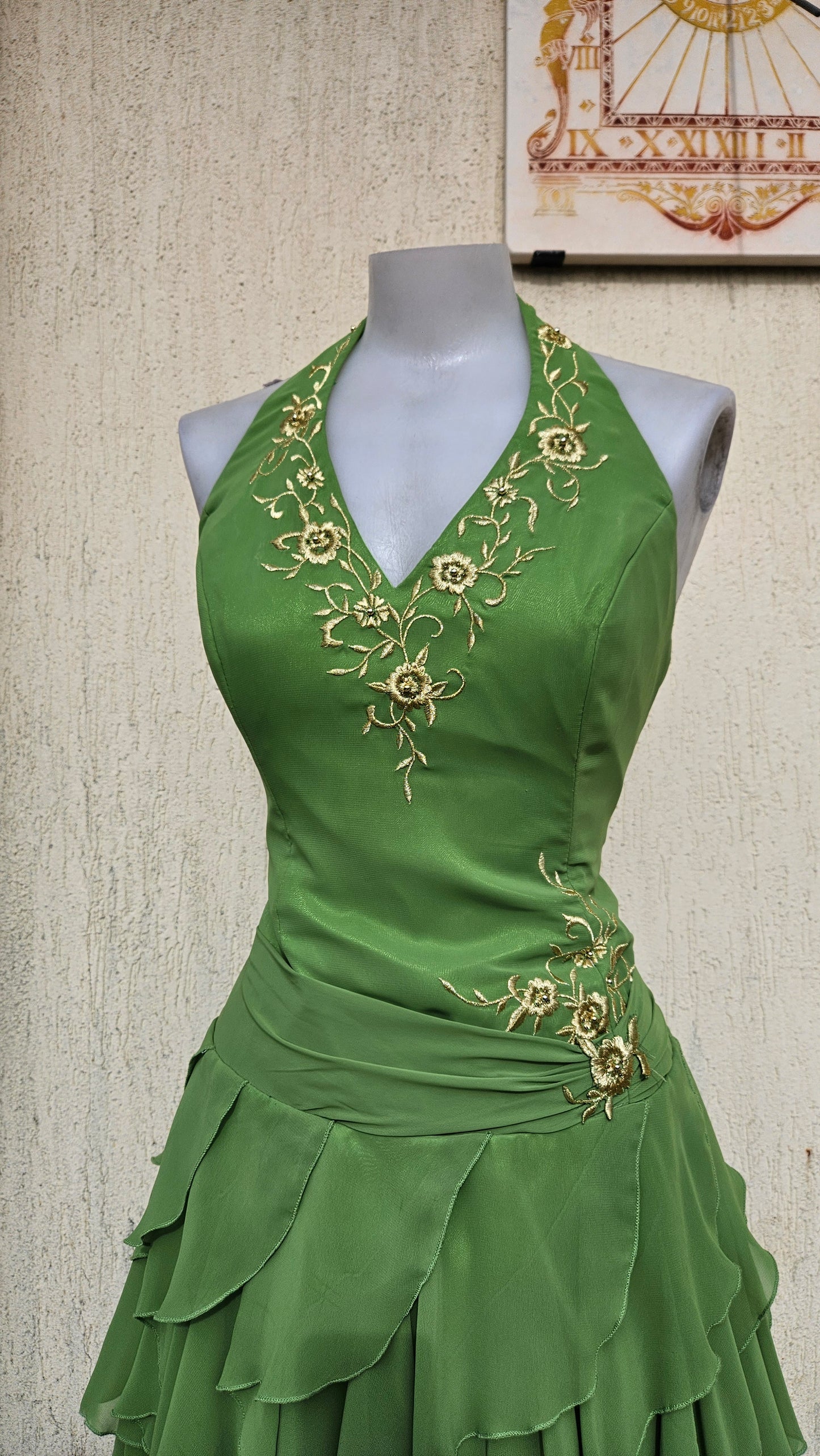 Robe verte brodée dos nu