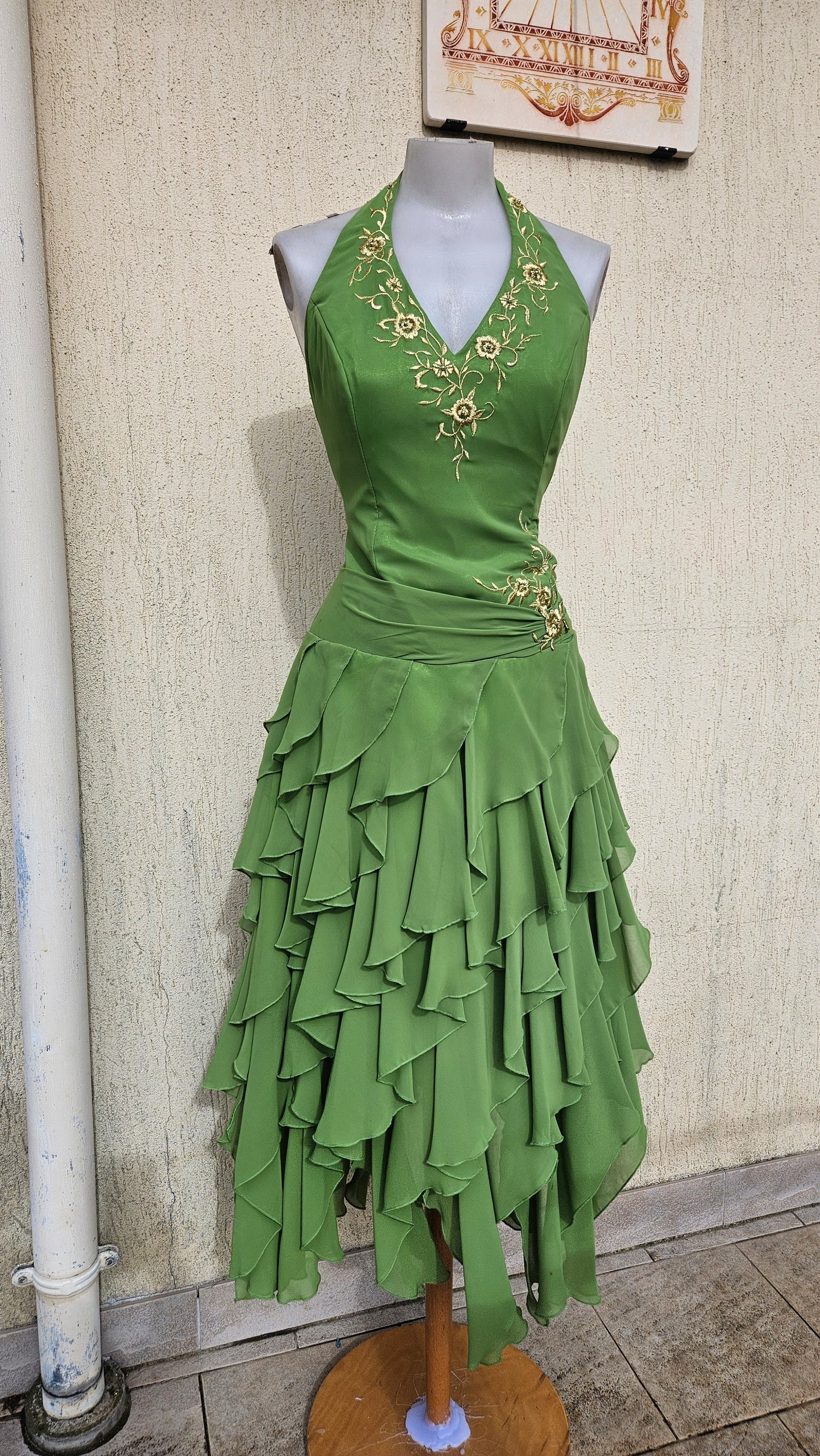 Robe verte brodée dos nu