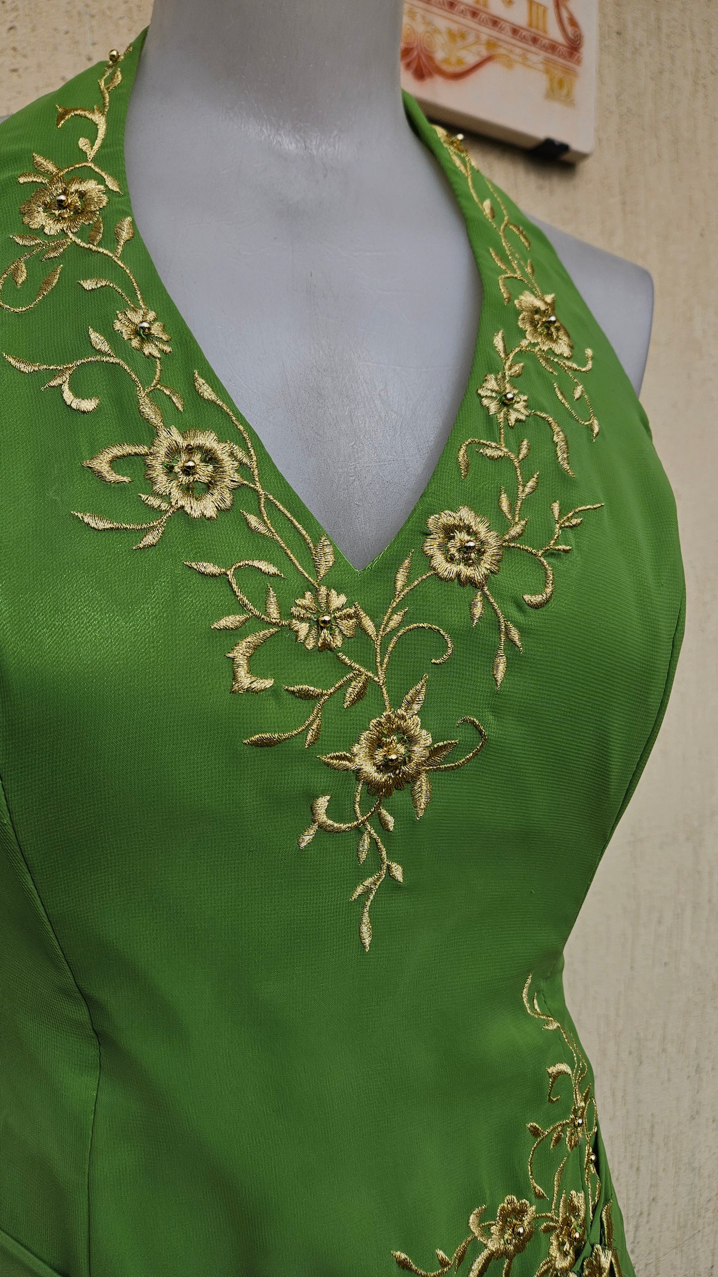 Robe verte brodée dos nu