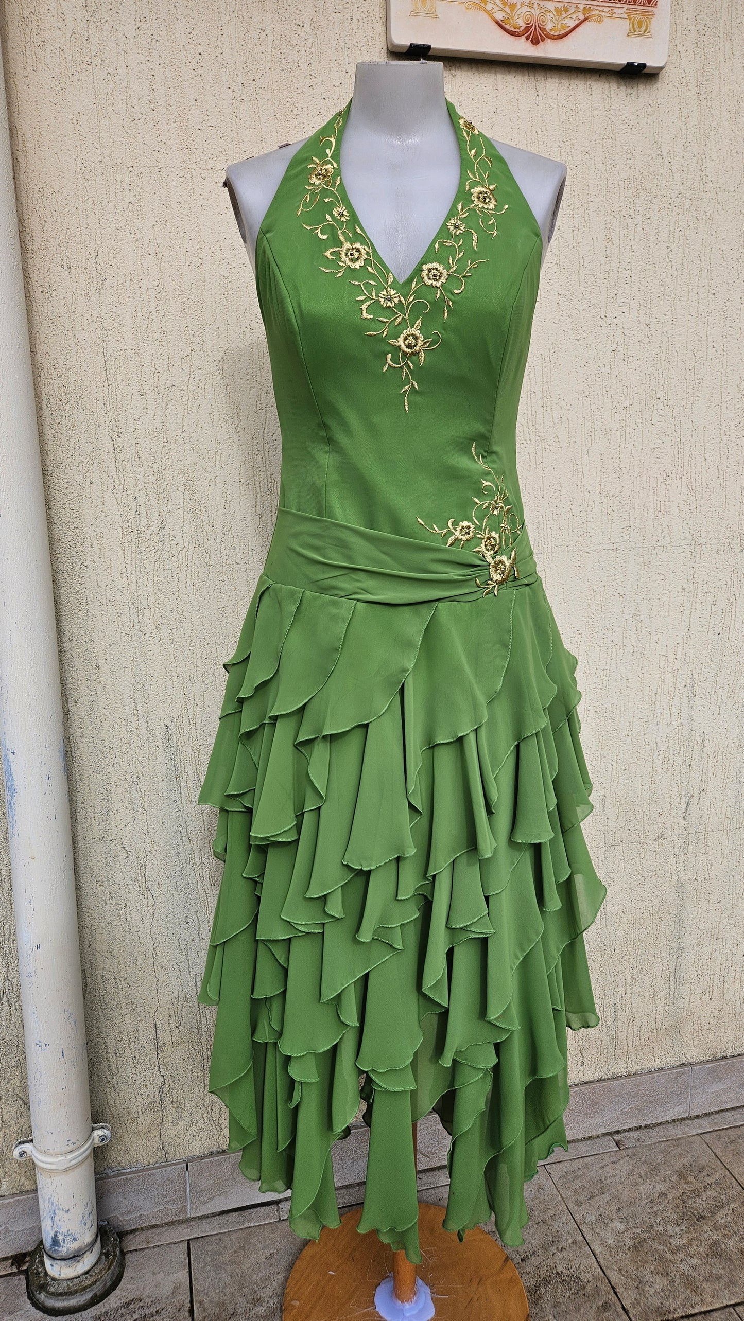 Robe verte brodée dos nu
