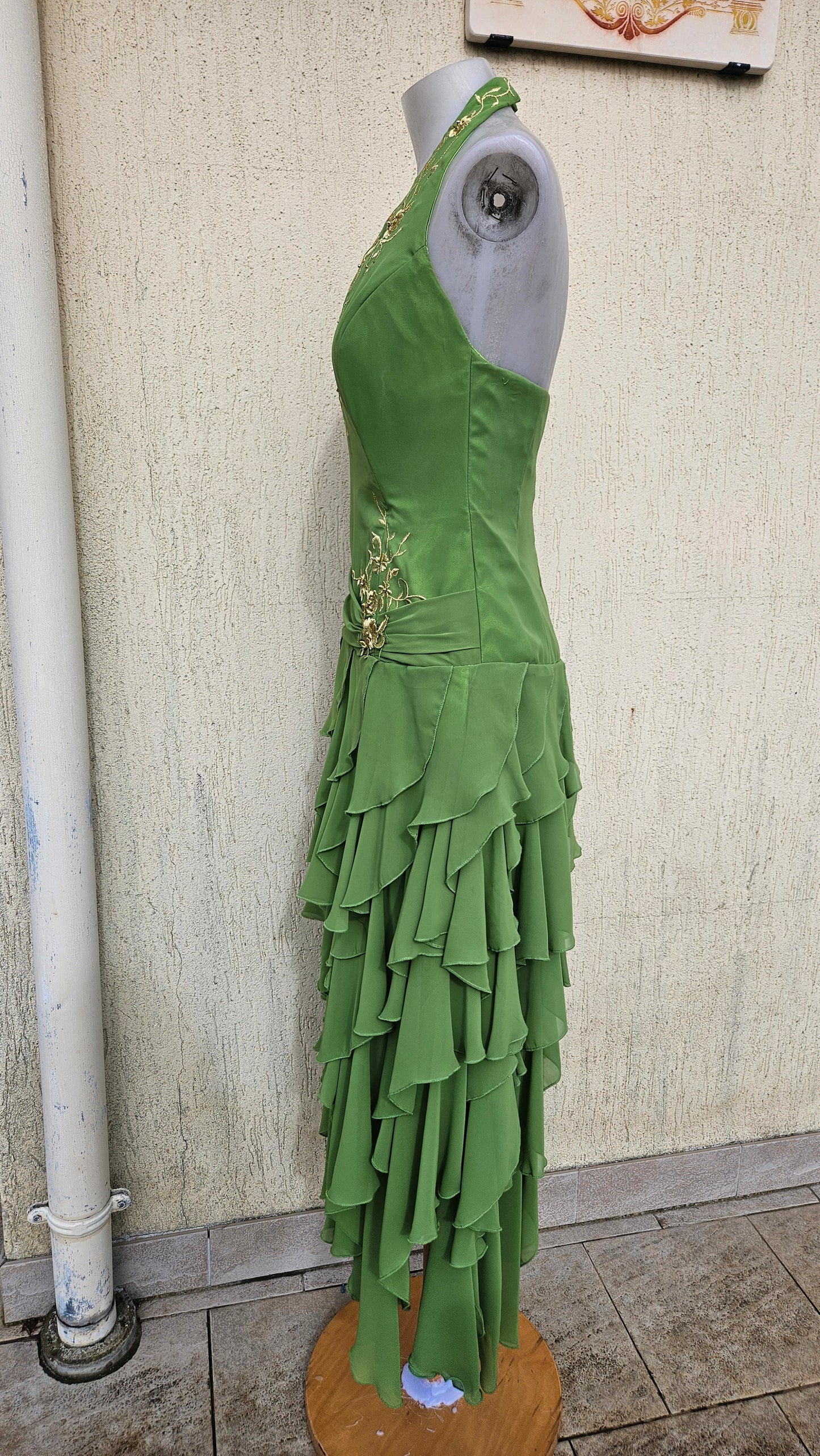 Robe verte brodée dos nu