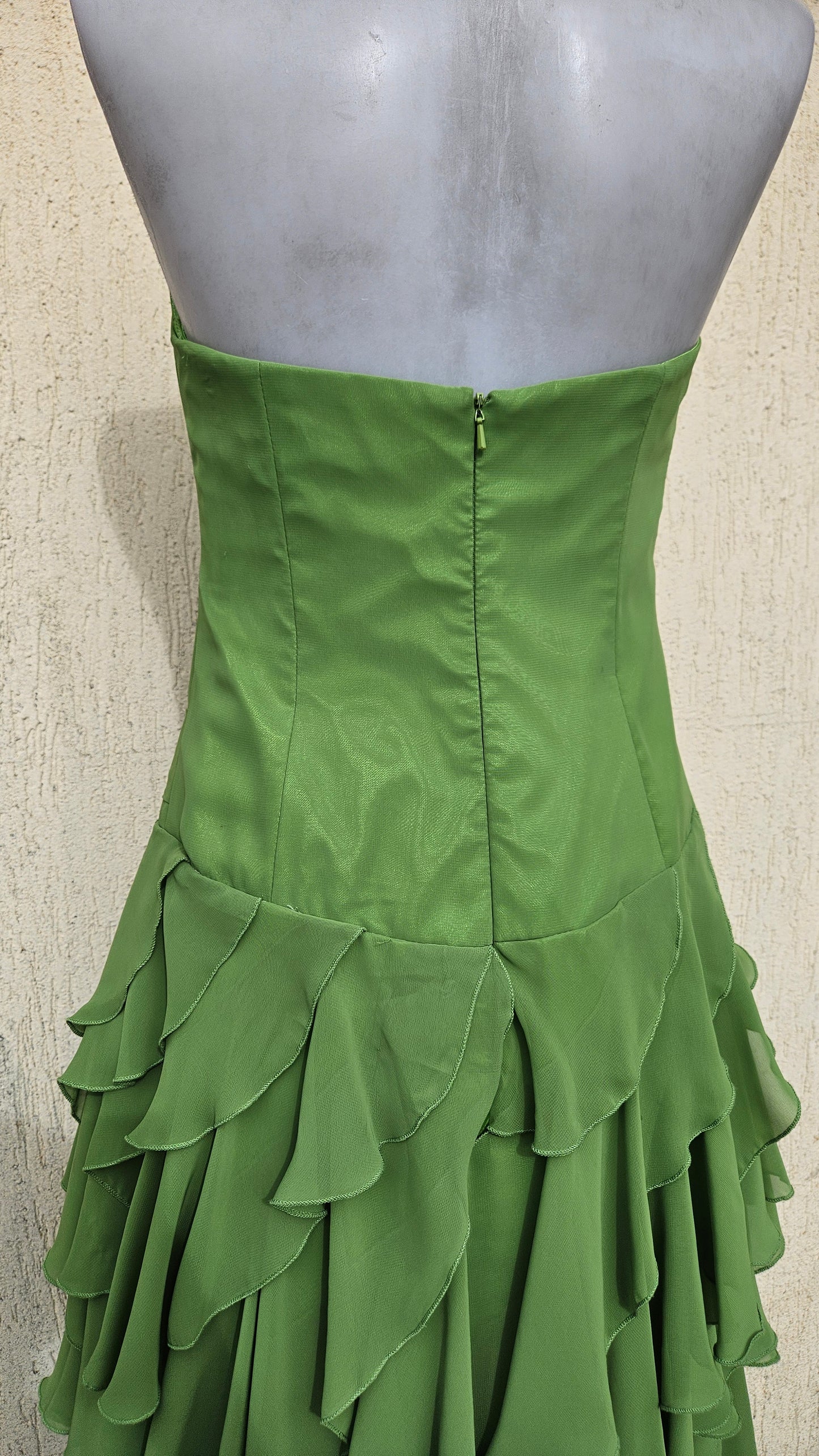 Robe verte brodée dos nu