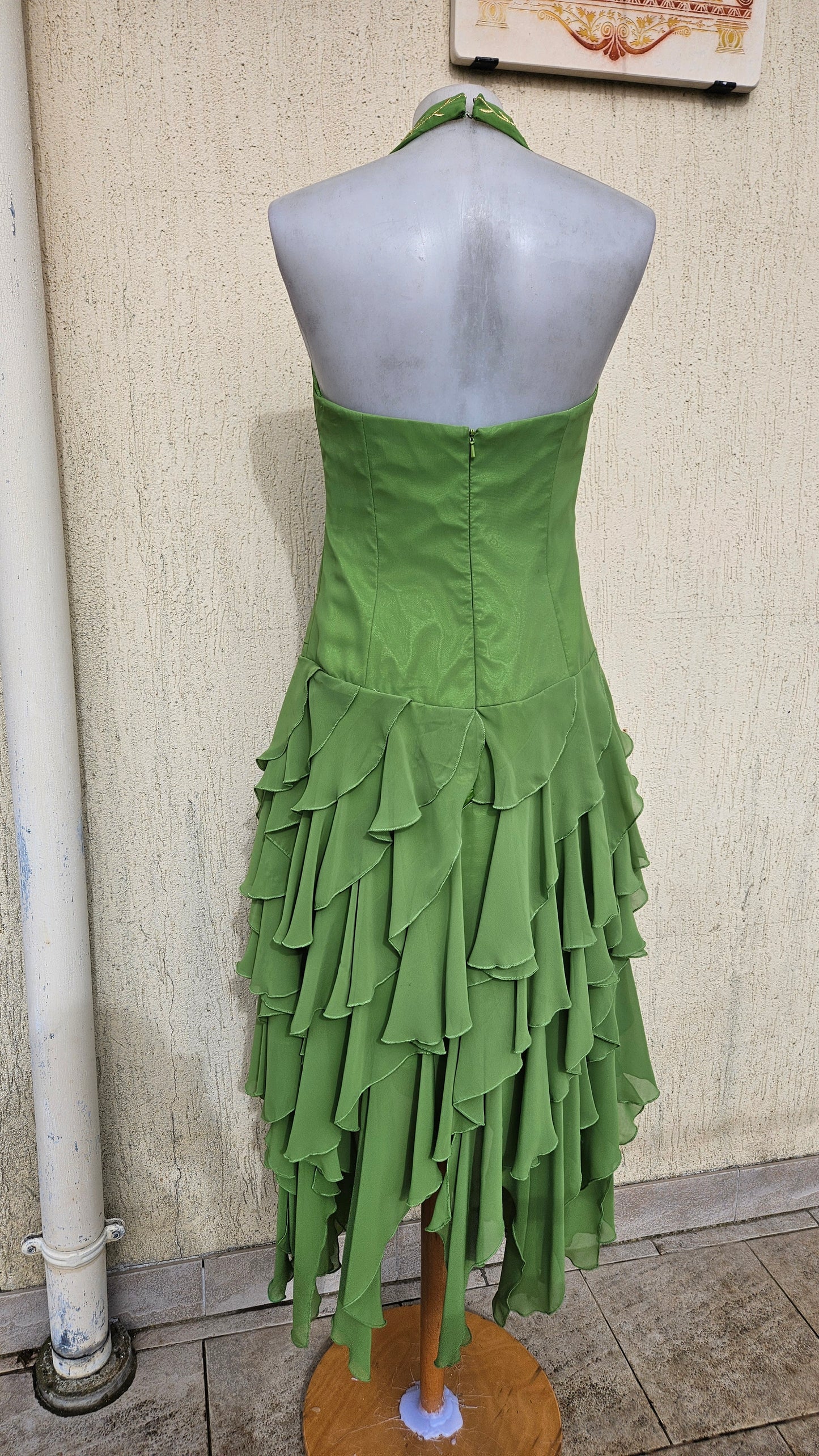 Robe verte brodée dos nu