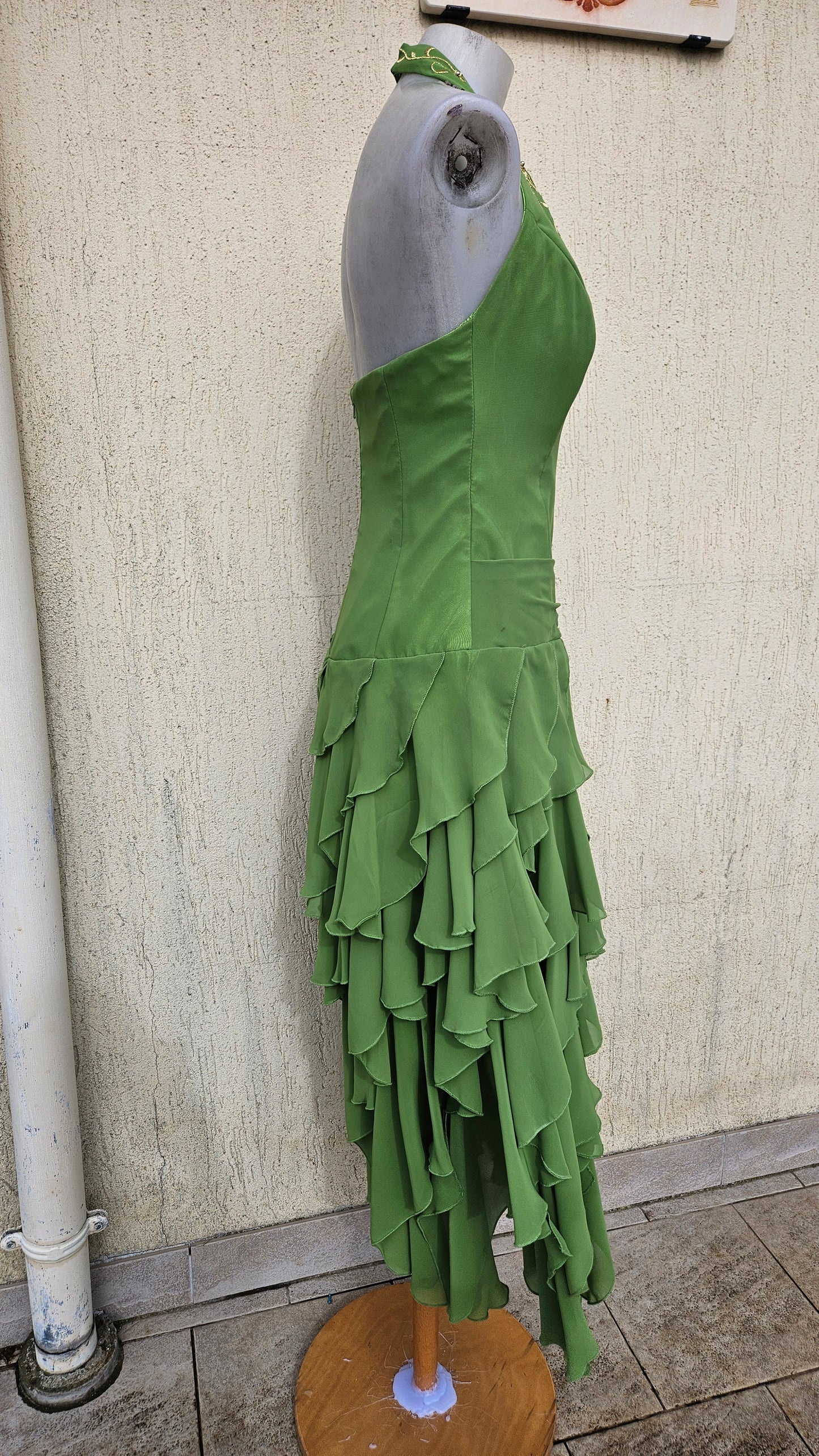 Robe verte brodée dos nu