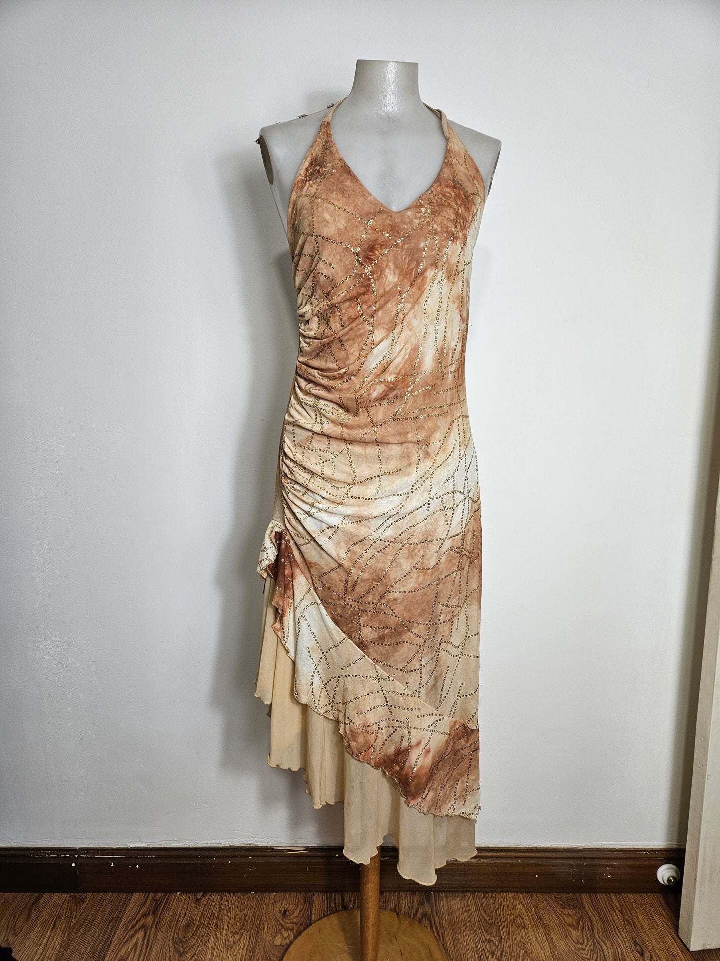 Vestido sin espalda en tonos beige