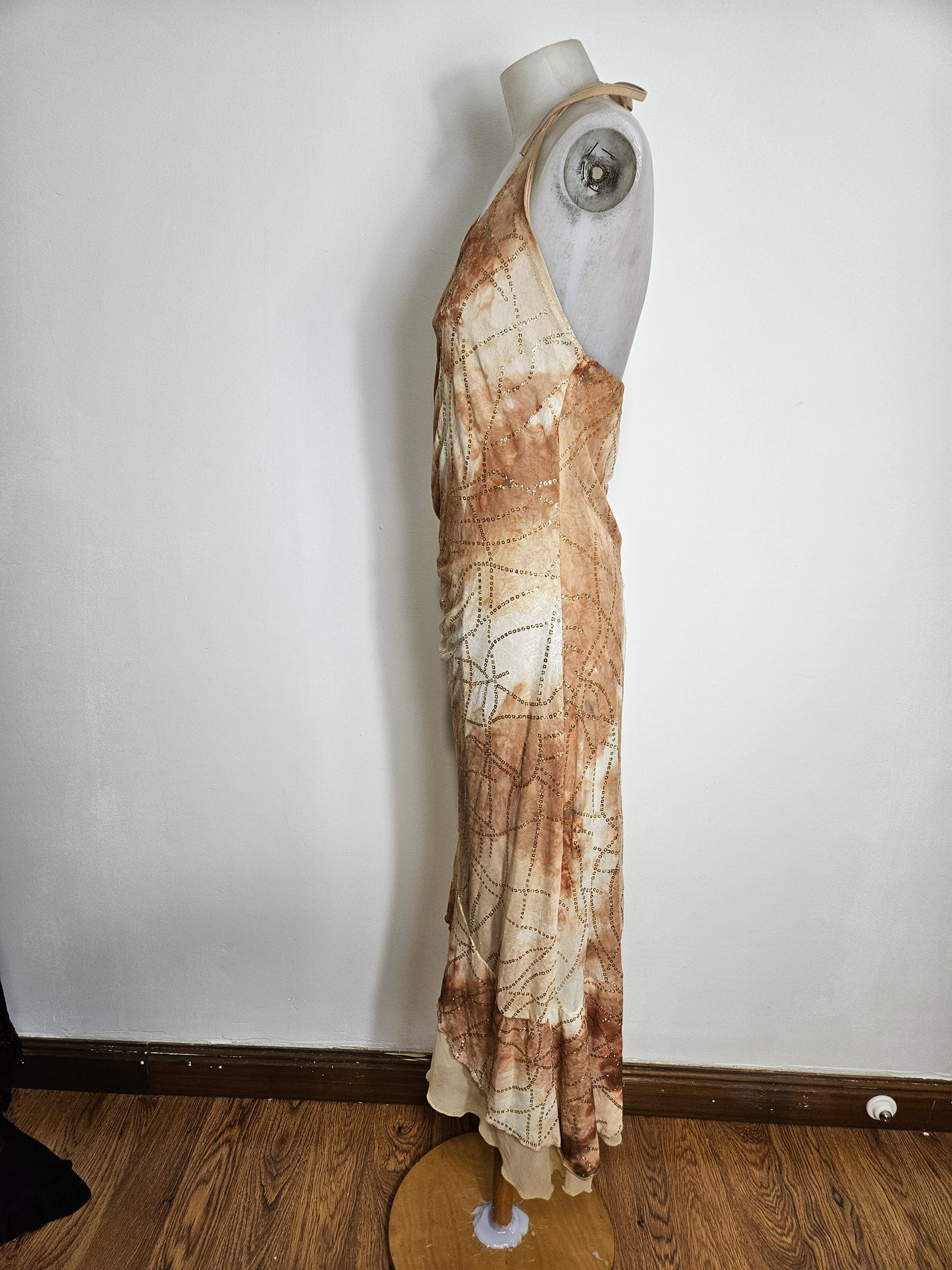 Vestido sin espalda en tonos beige