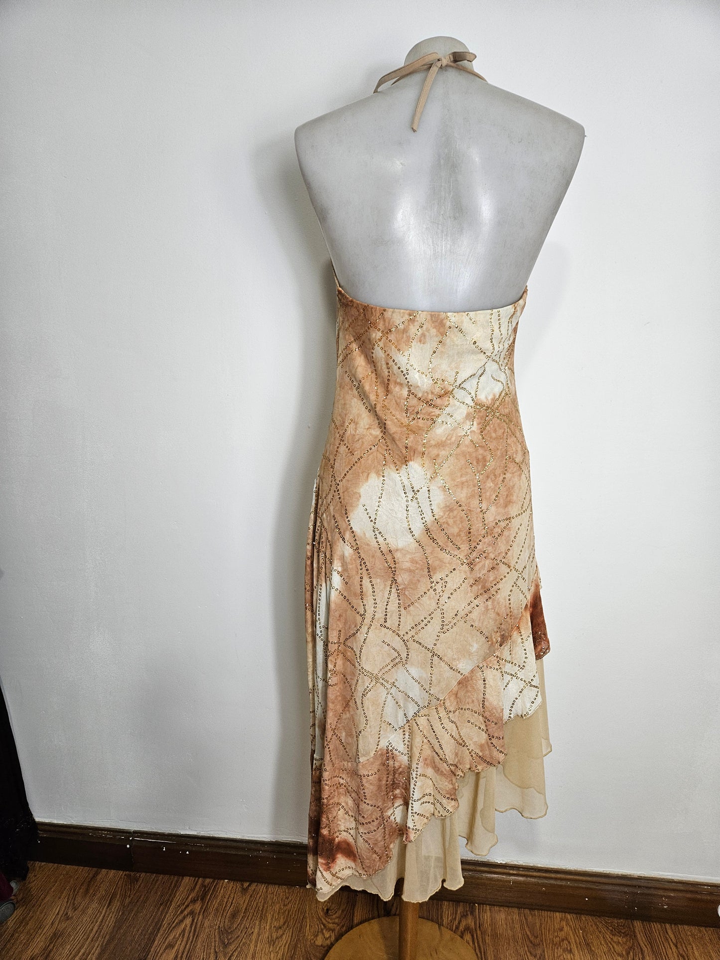 Vestido sin espalda en tonos beige