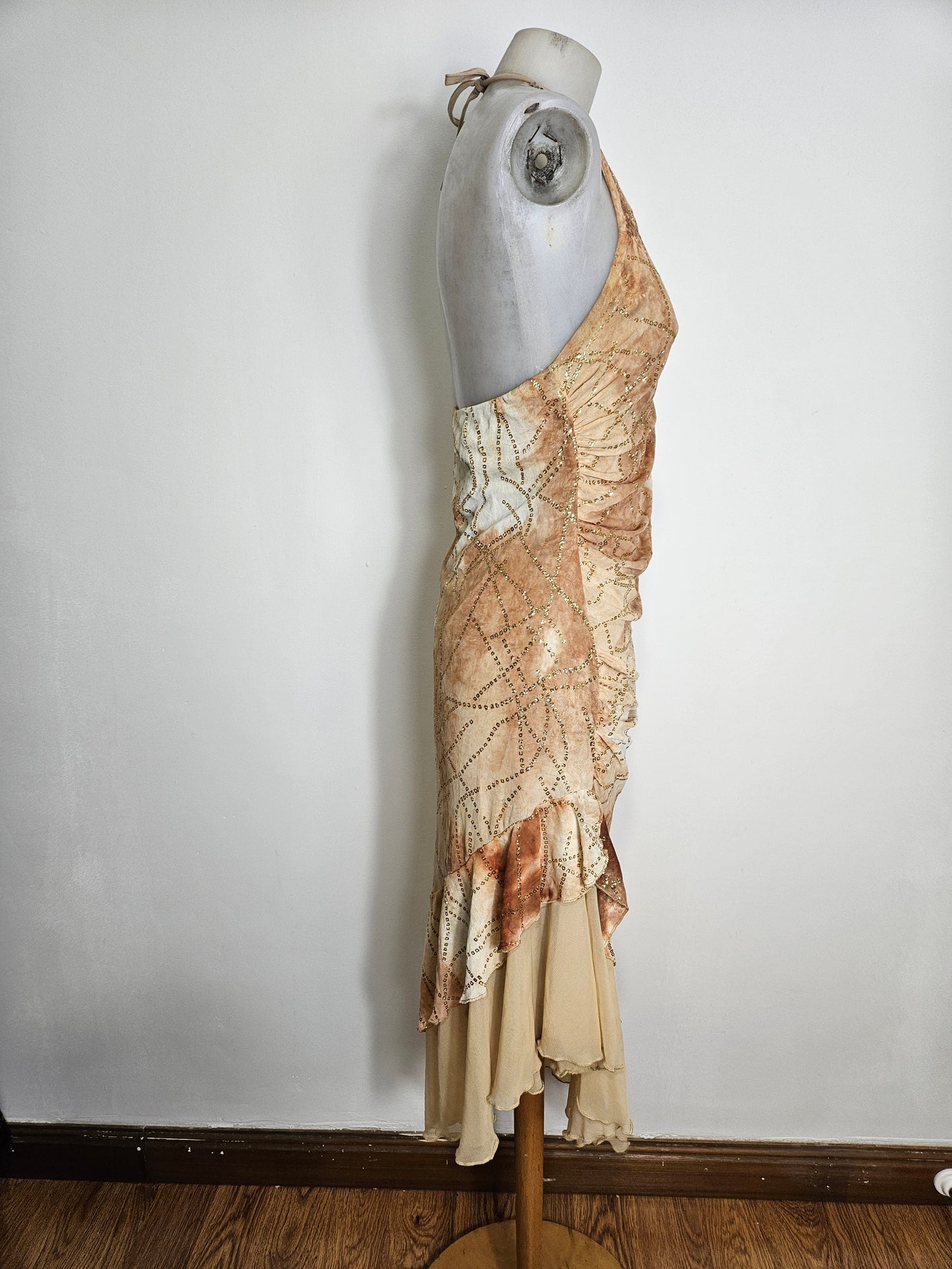 Vestido sin espalda en tonos beige