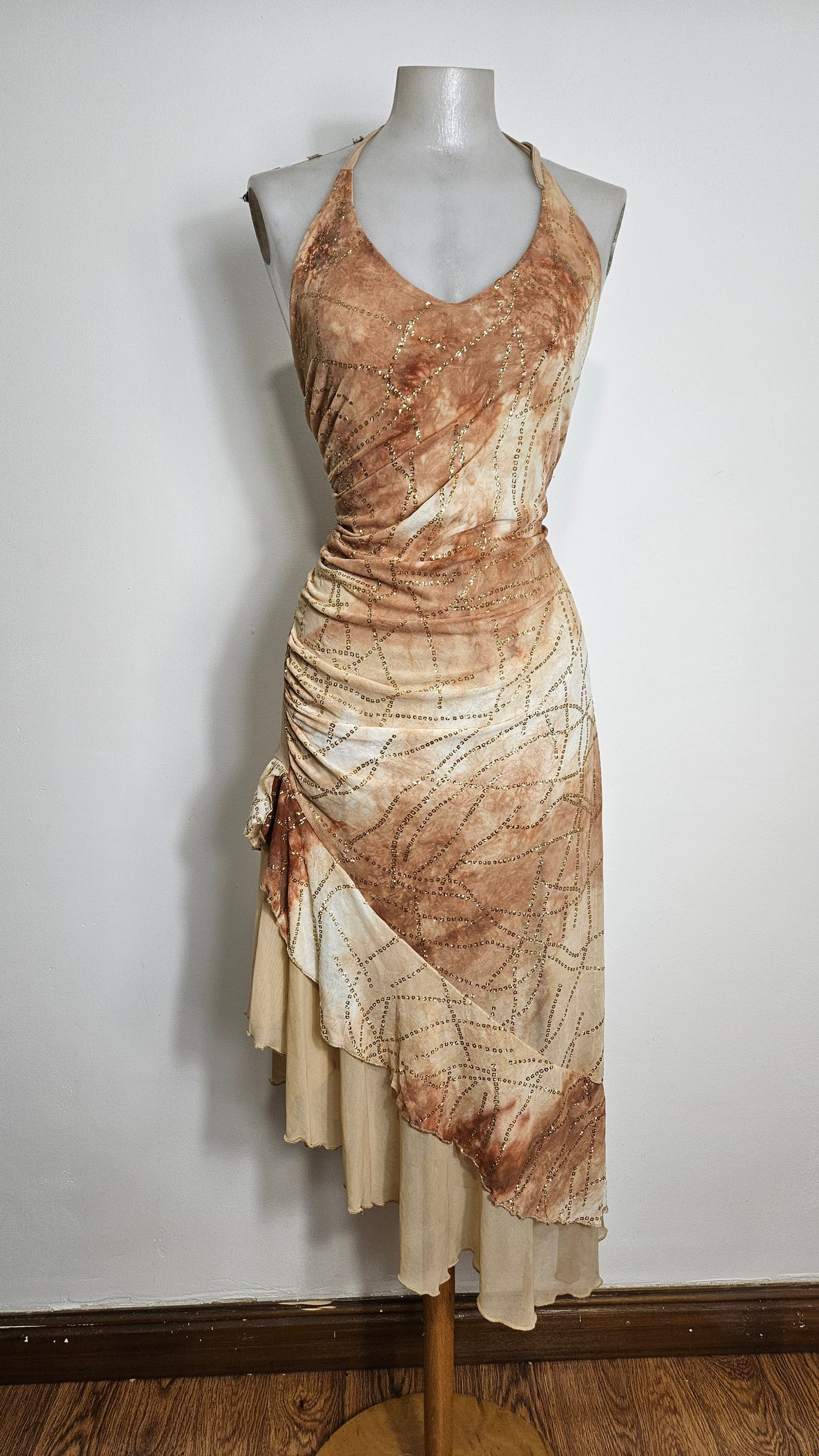 Vestido sin espalda en tonos beige