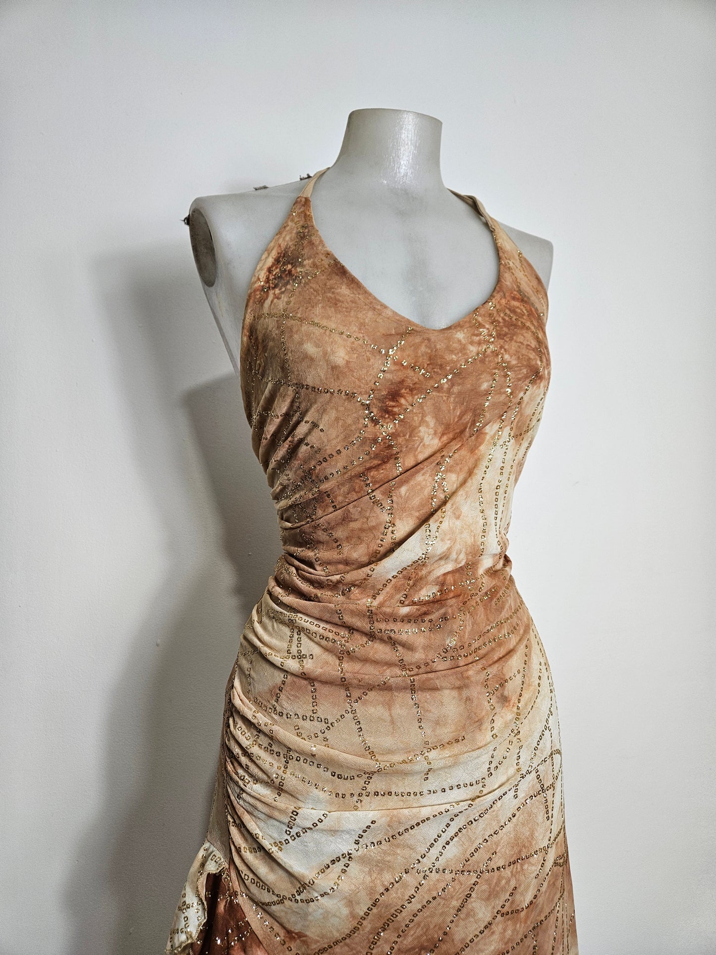 Vestido sin espalda en tonos beige