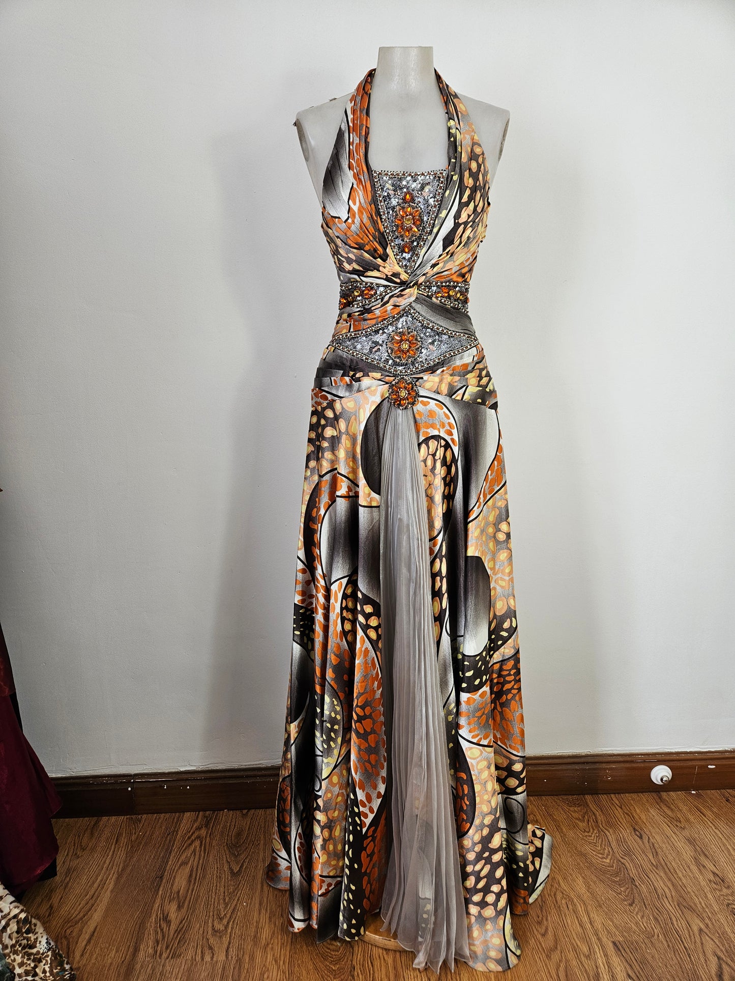 Vestido de noche en tonos naranja y gris
