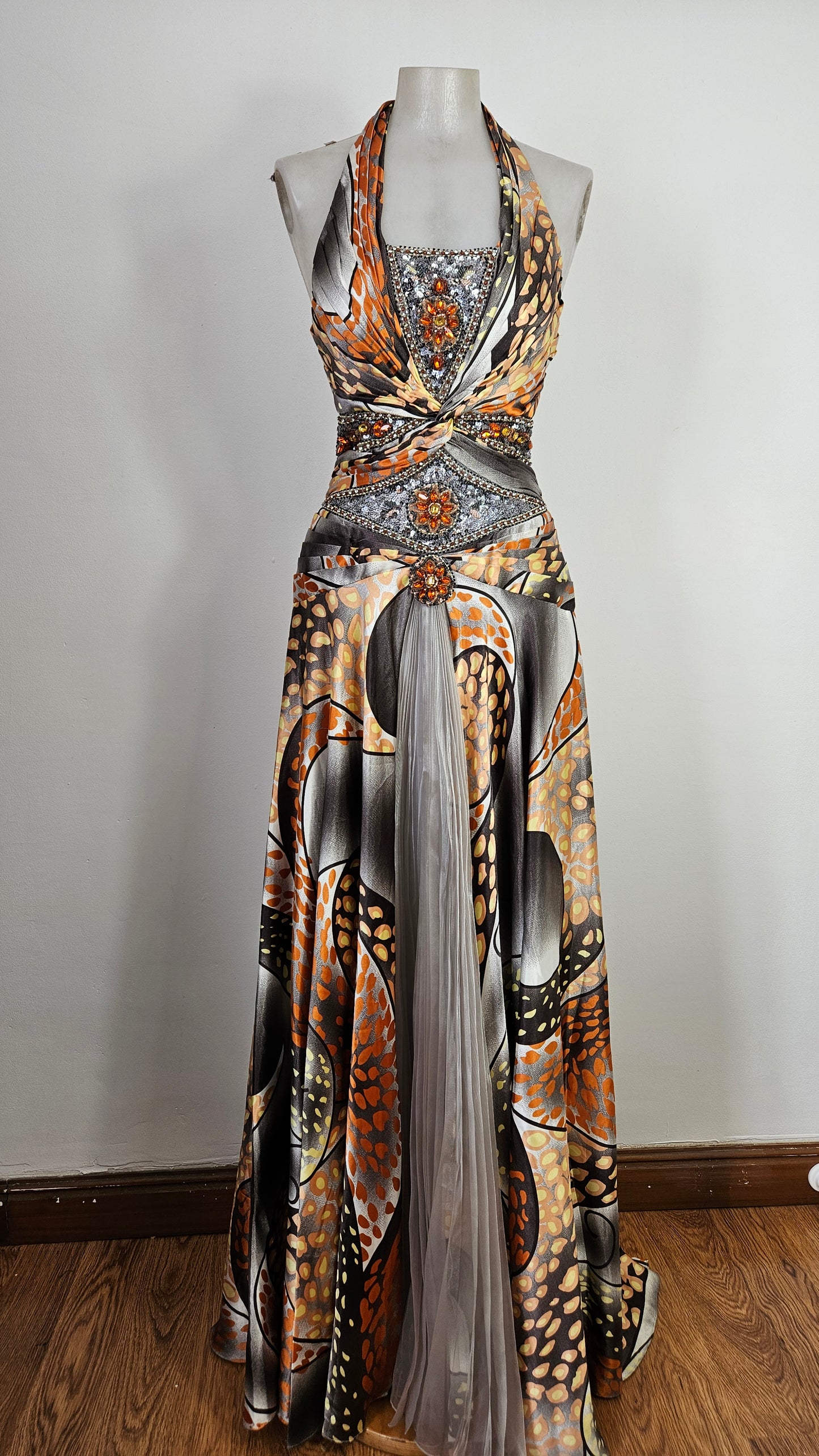 Vestido de noche en tonos naranja y gris