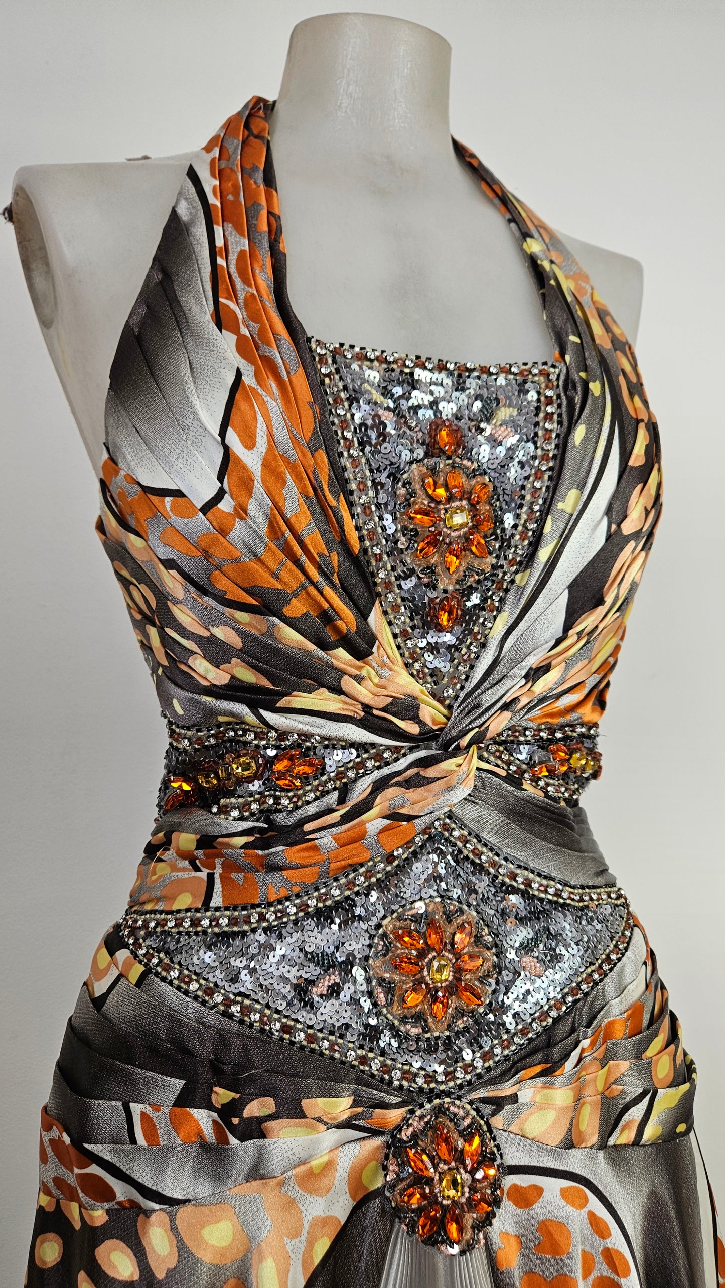 Vestido de noche en tonos naranja y gris
