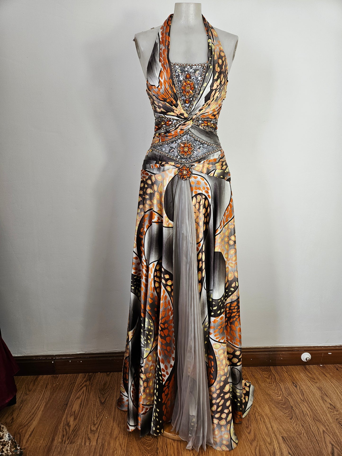 Vestido de noche en tonos naranja y gris