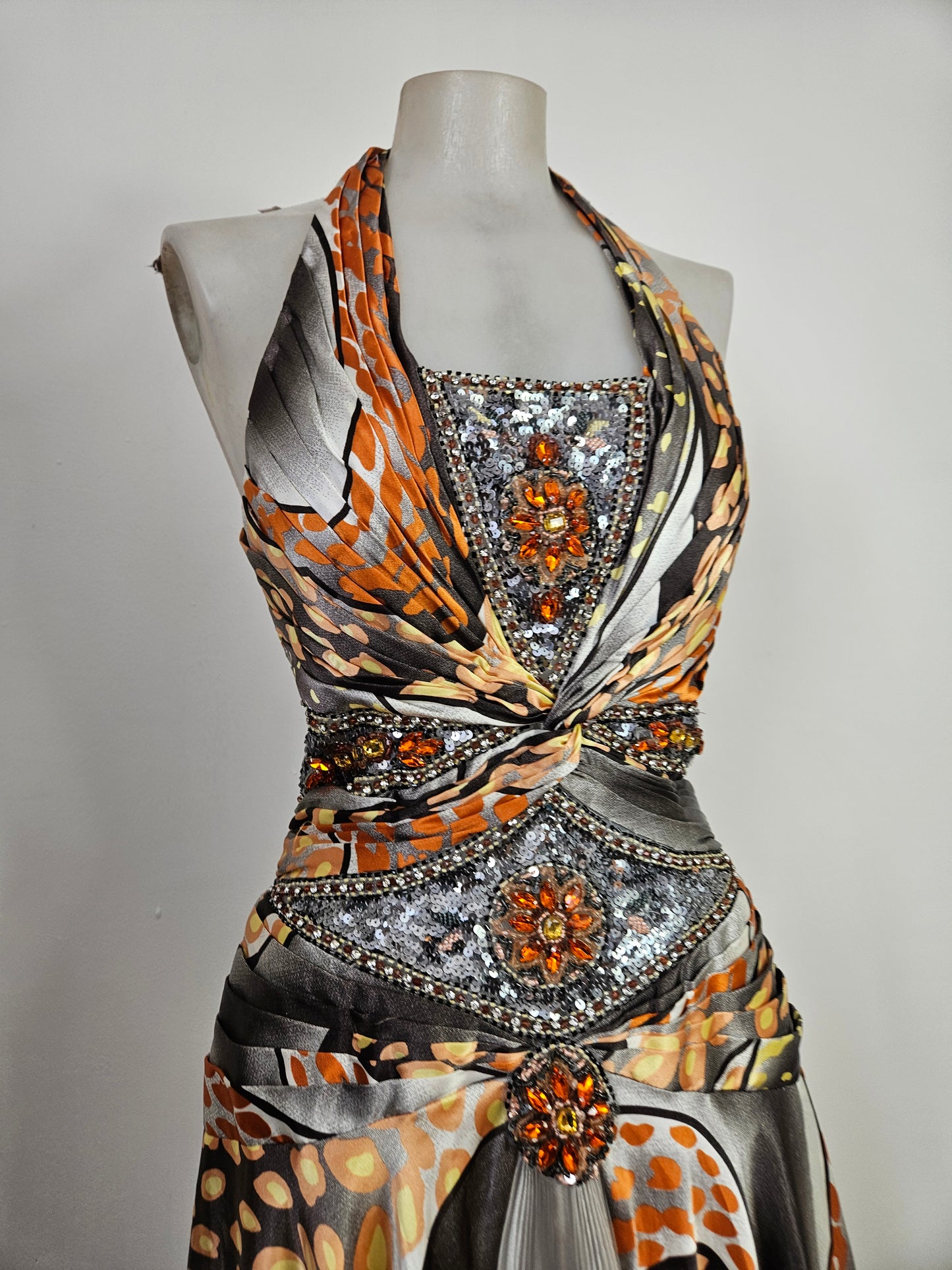 Vestido de noche en tonos naranja y gris