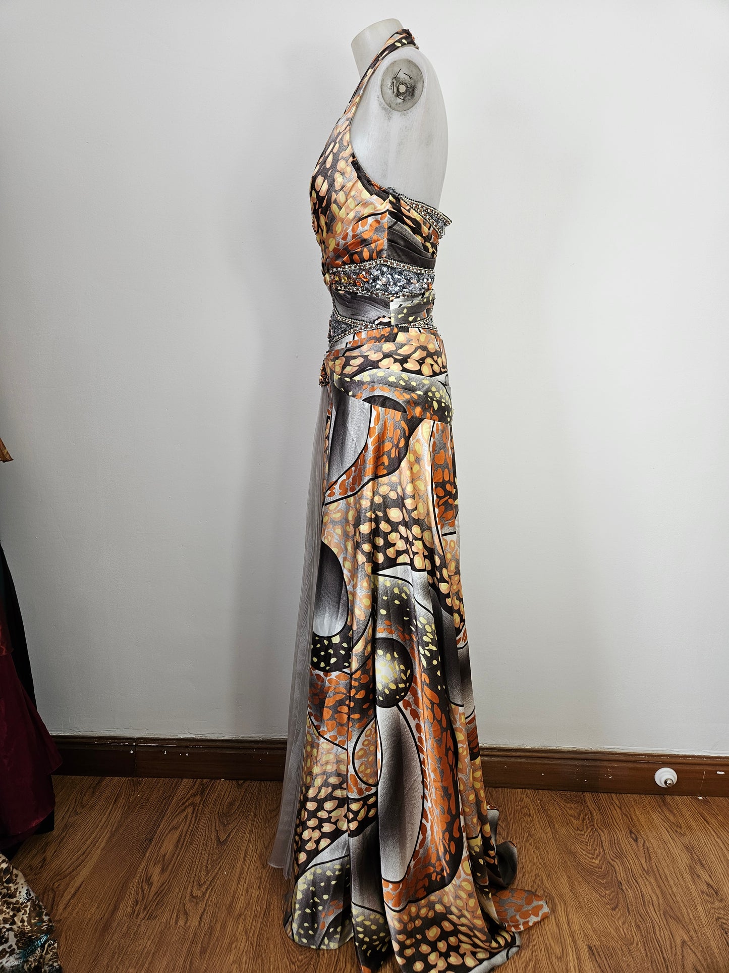 Vestido de noche en tonos naranja y gris