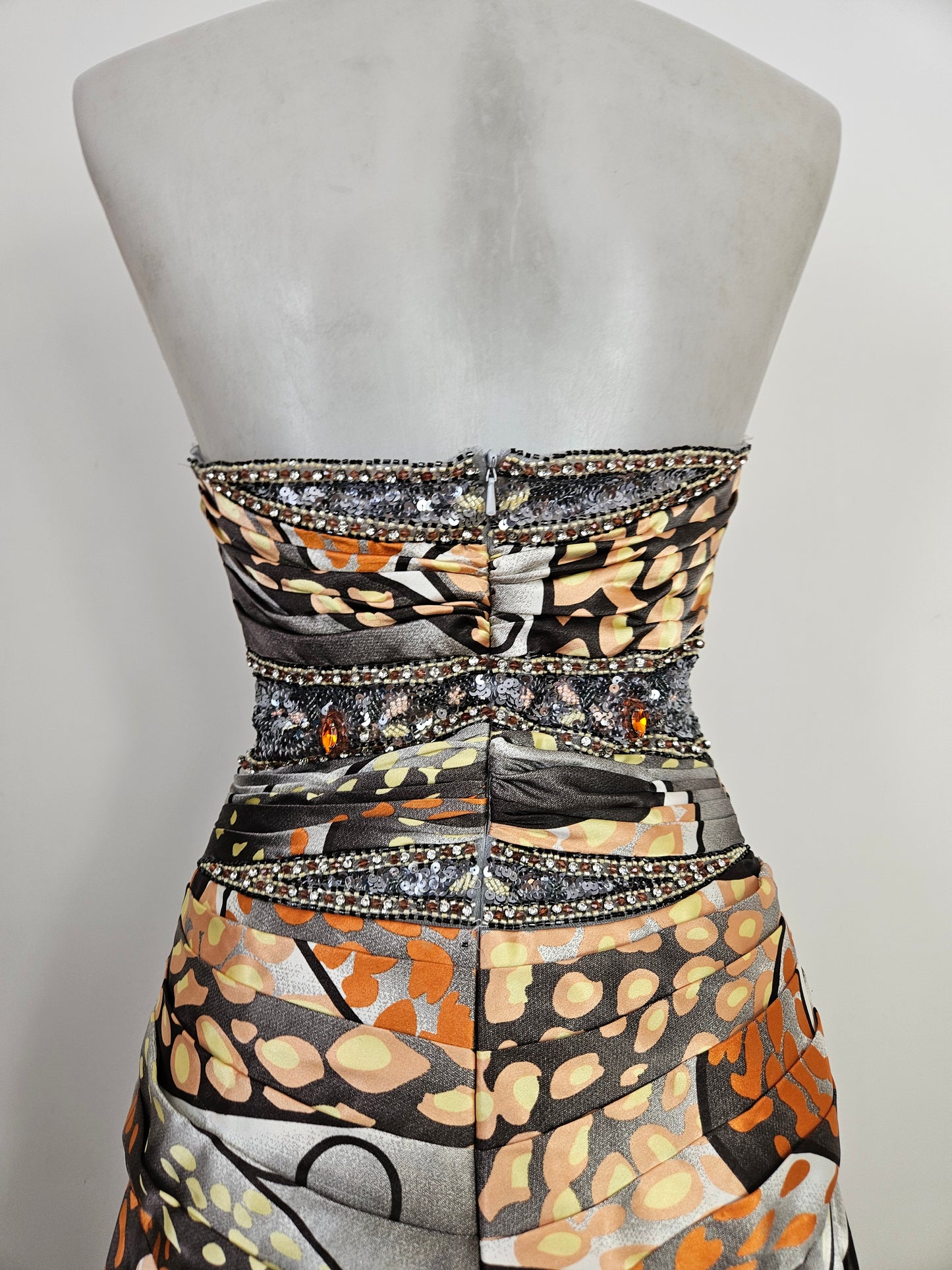 Vestido de noche en tonos naranja y gris
