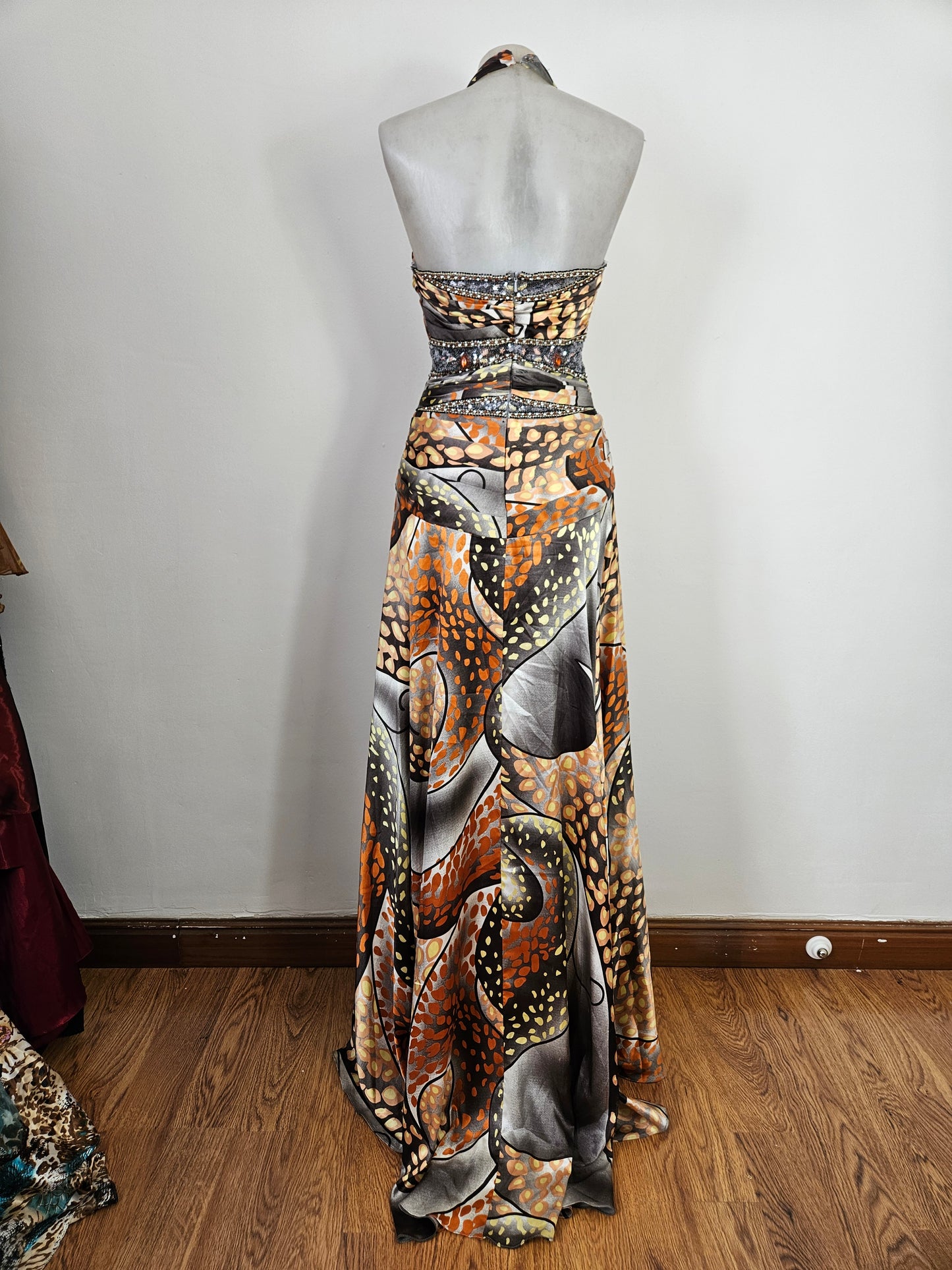 Vestido de noche en tonos naranja y gris