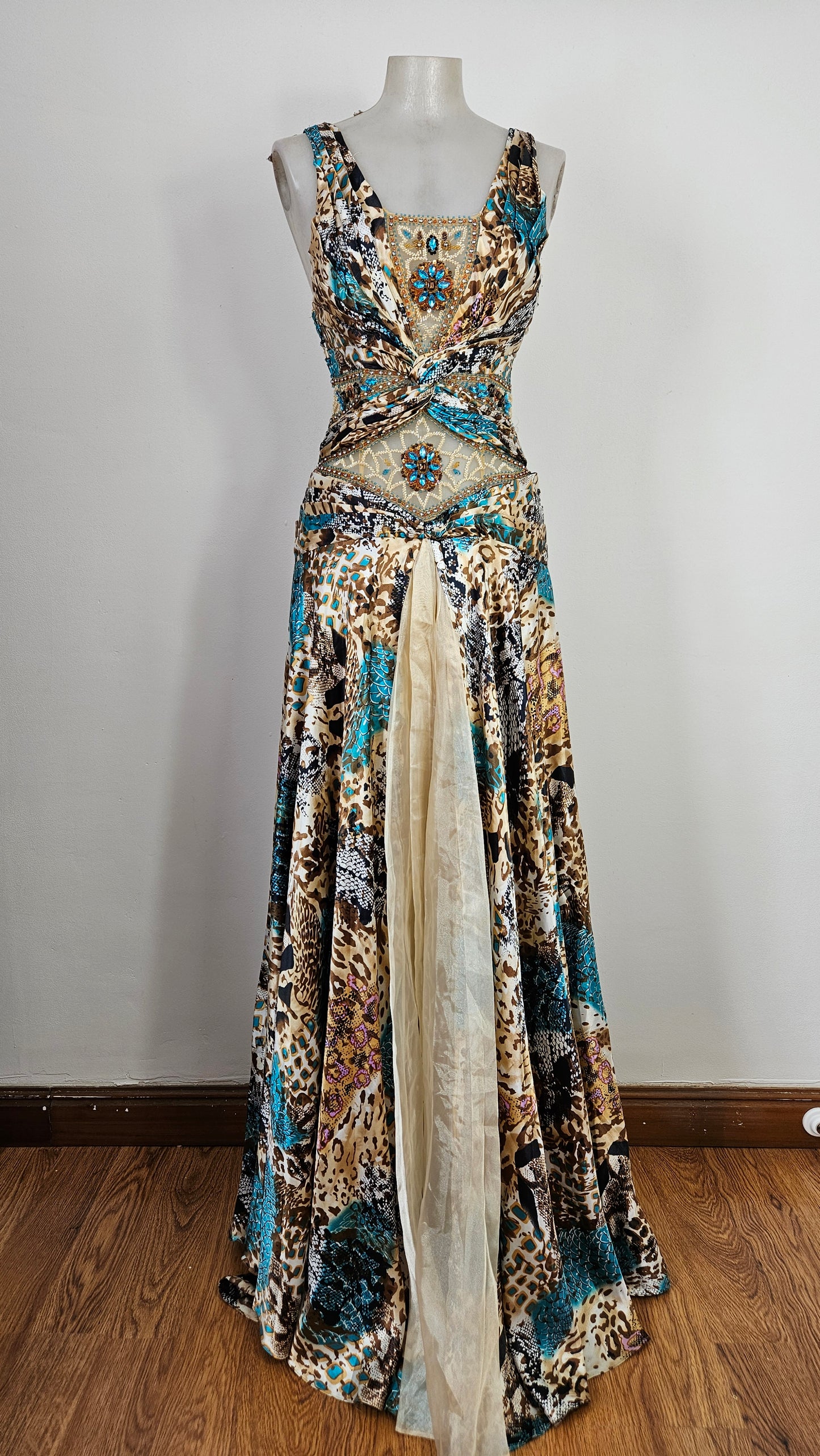 Vestido de noche en tonos beige y azul