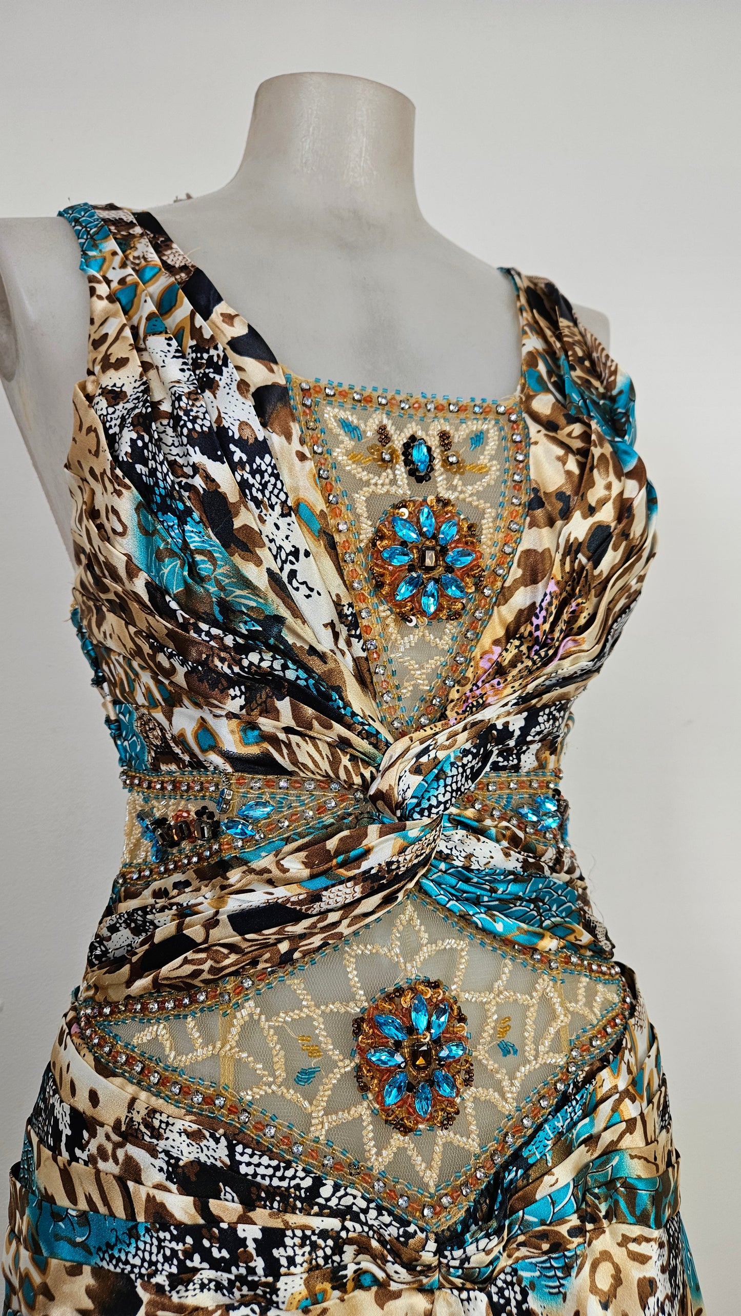 Vestido de noche en tonos beige y azul