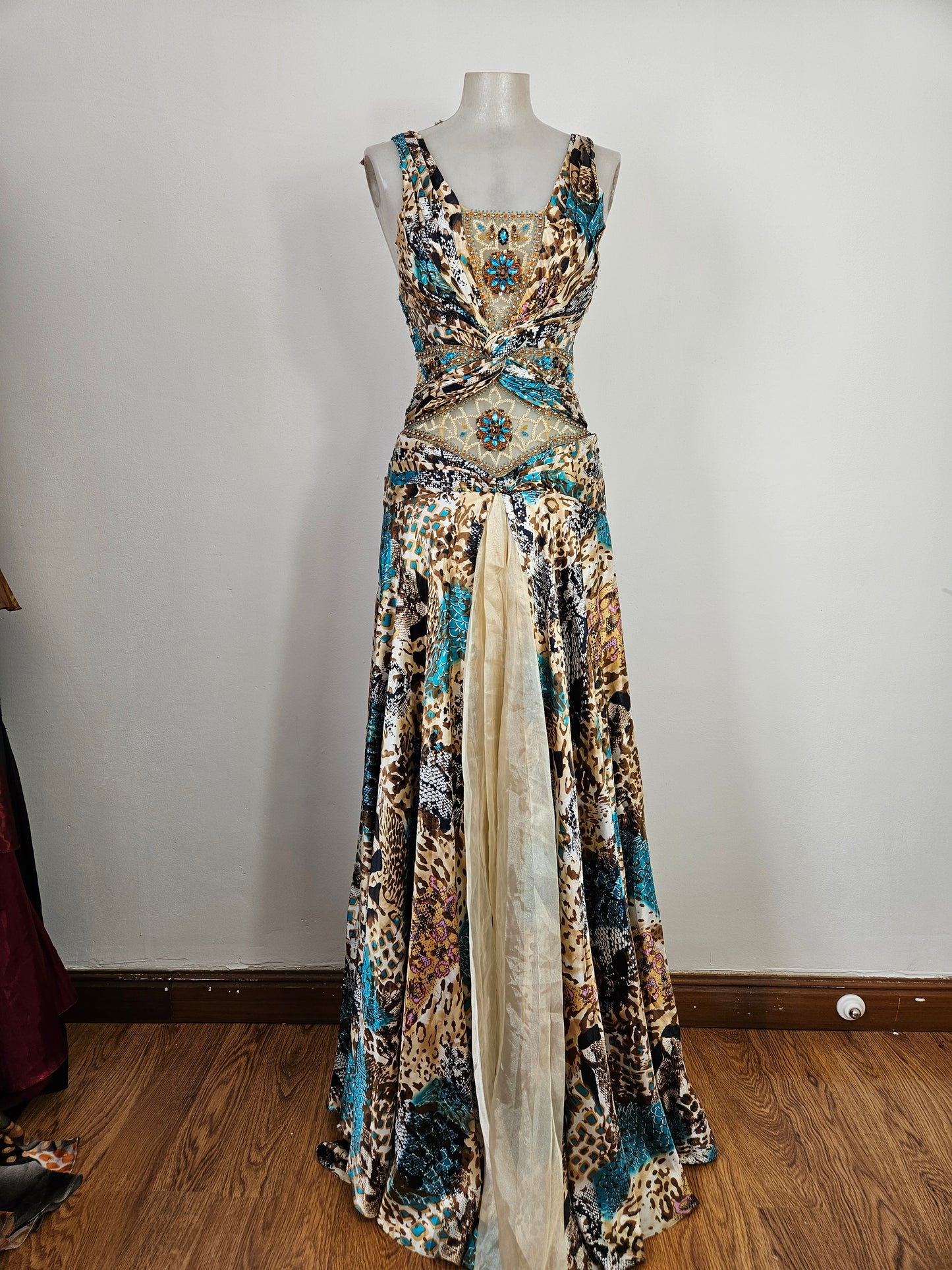 Vestido de noche en tonos beige y azul