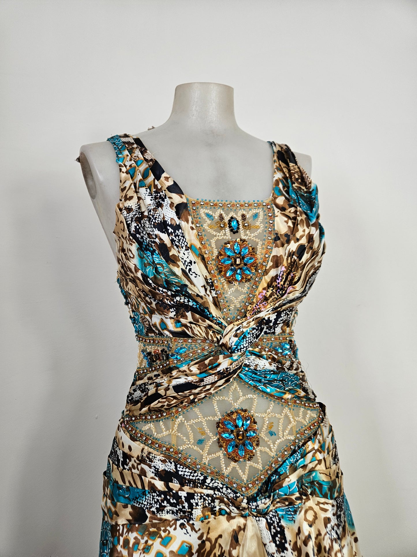 Vestido de noche en tonos beige y azul