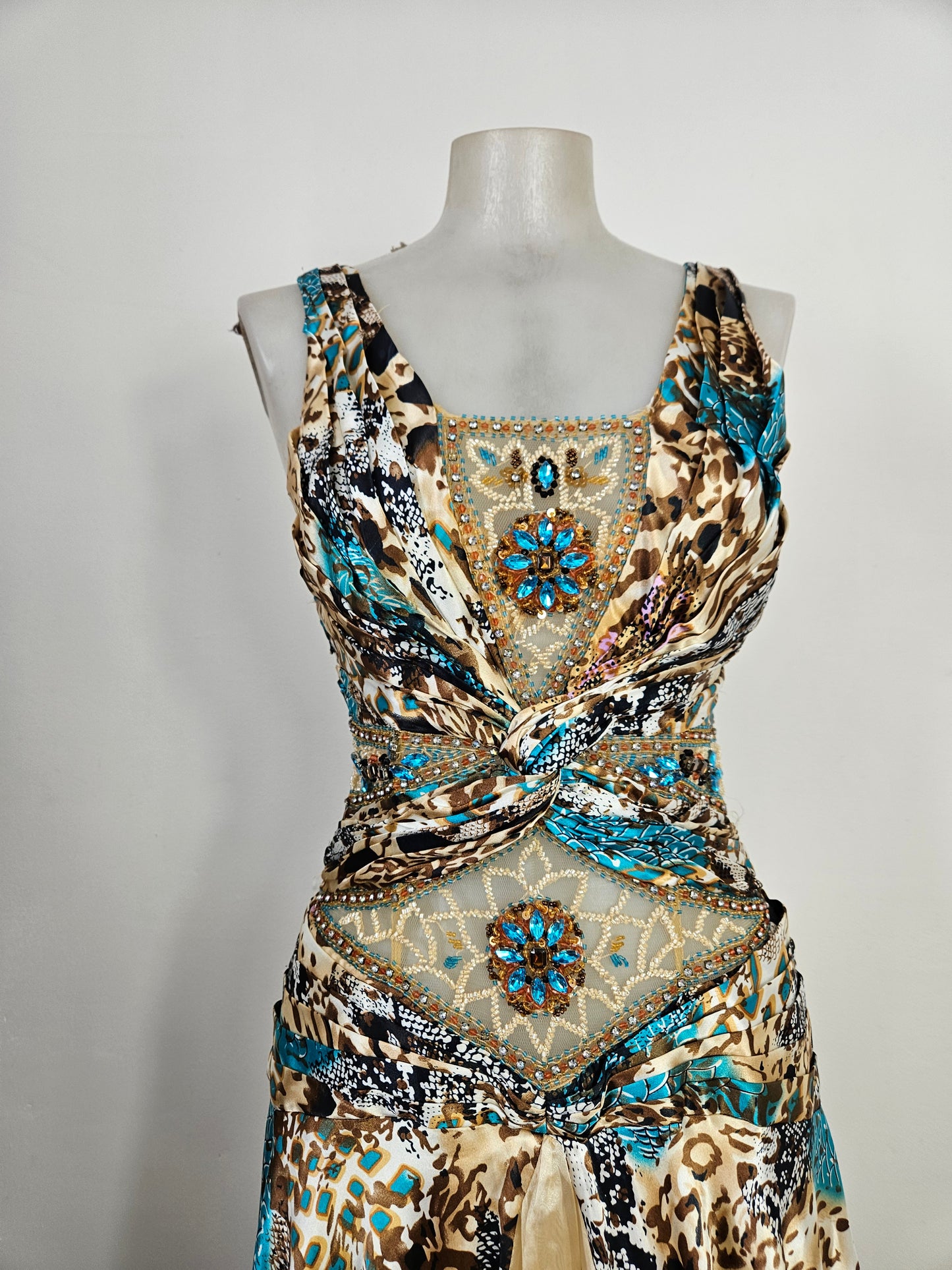 Vestido de noche en tonos beige y azul