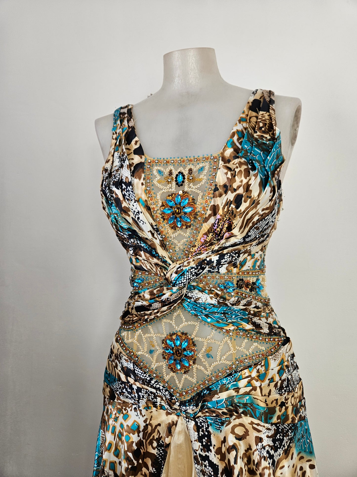Vestido de noche en tonos beige y azul