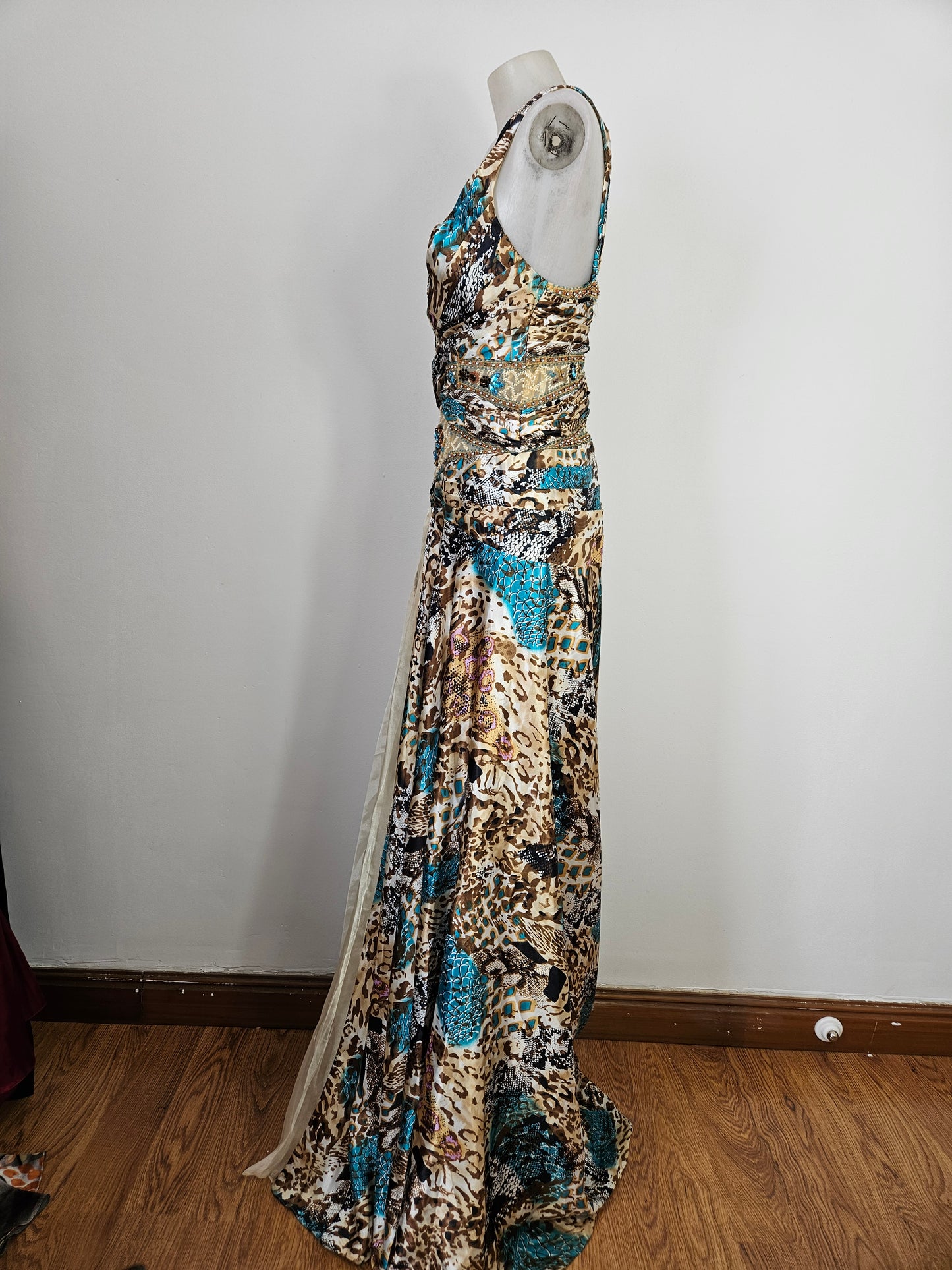 Vestido de noche en tonos beige y azul