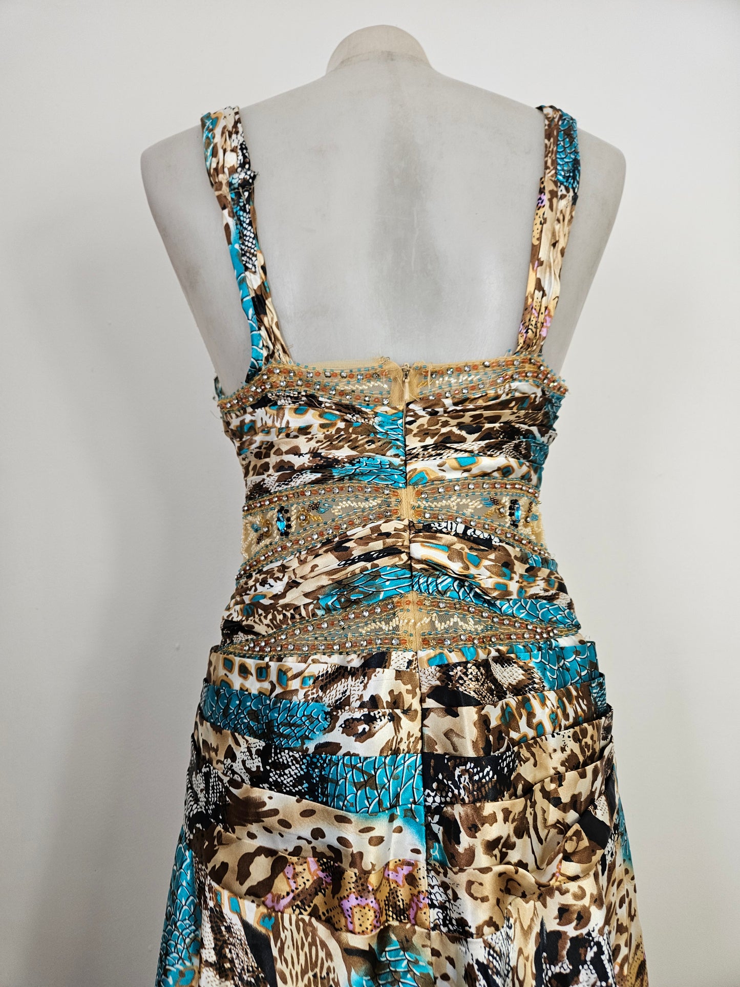 Vestido de noche en tonos beige y azul