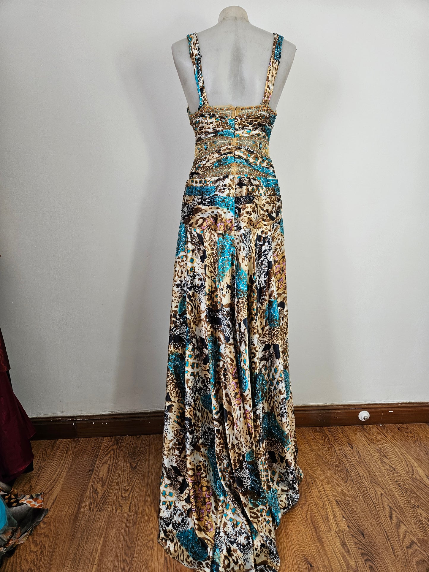 Vestido de noche en tonos beige y azul