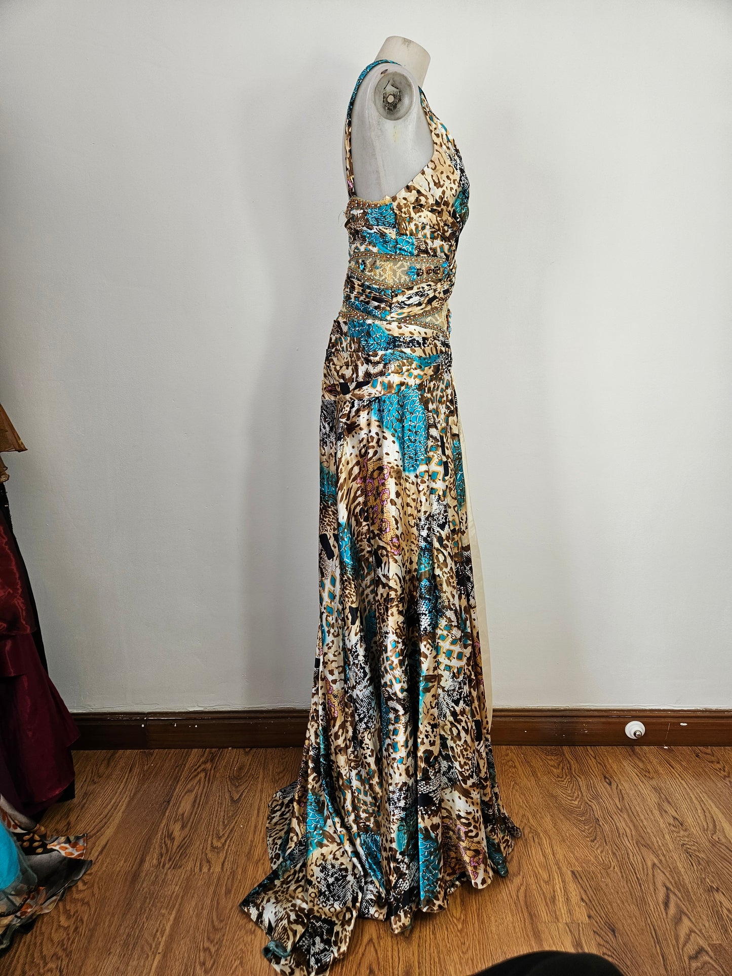 Vestido de noche en tonos beige y azul