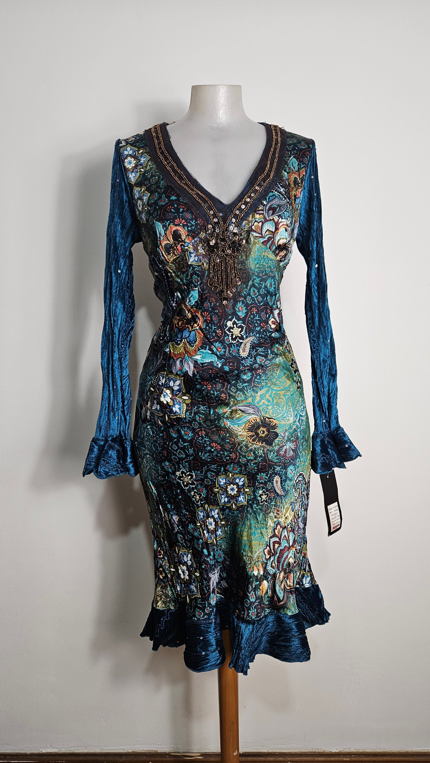 Robe brodée tons bleus