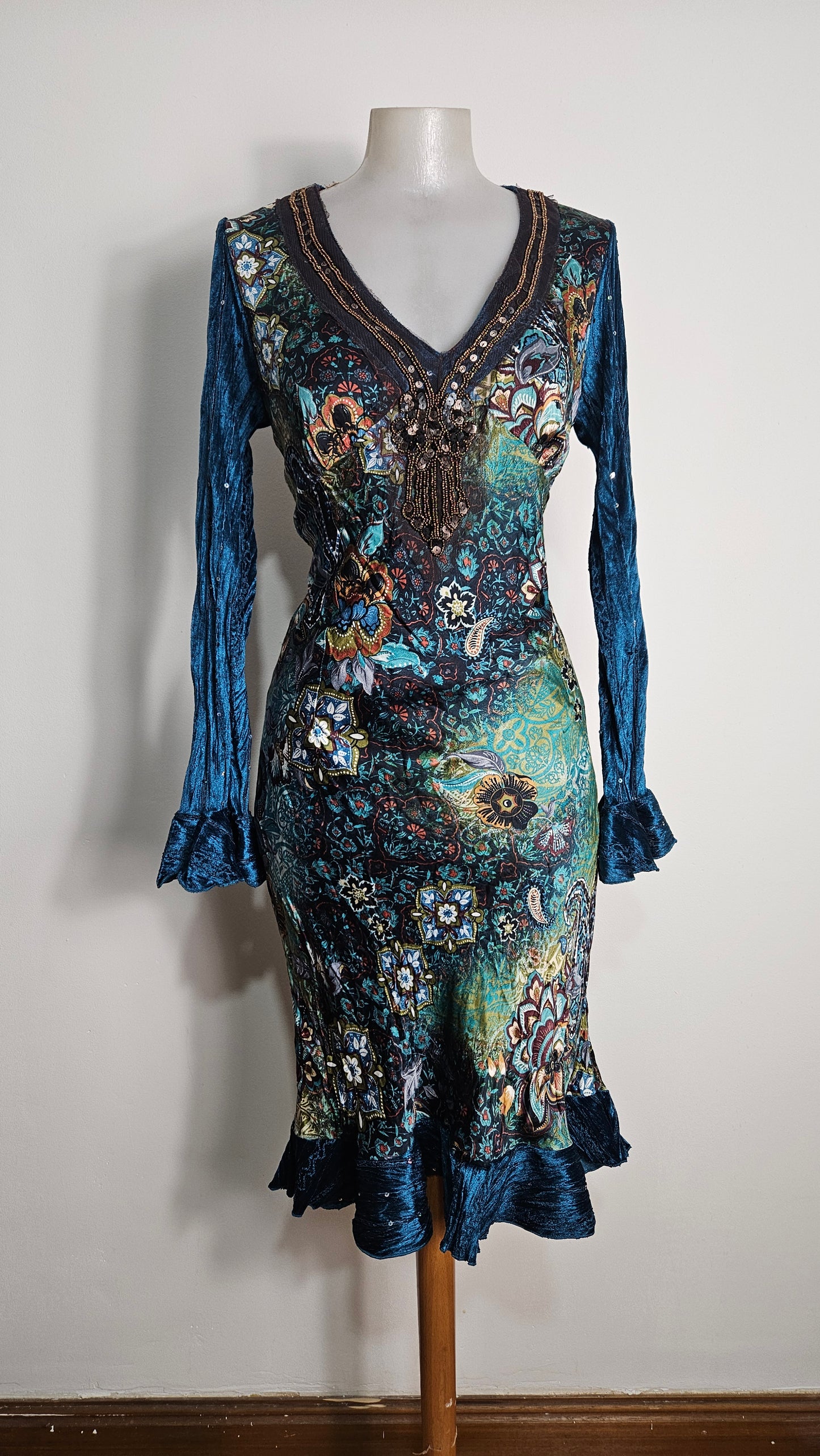 Robe brodée tons bleus