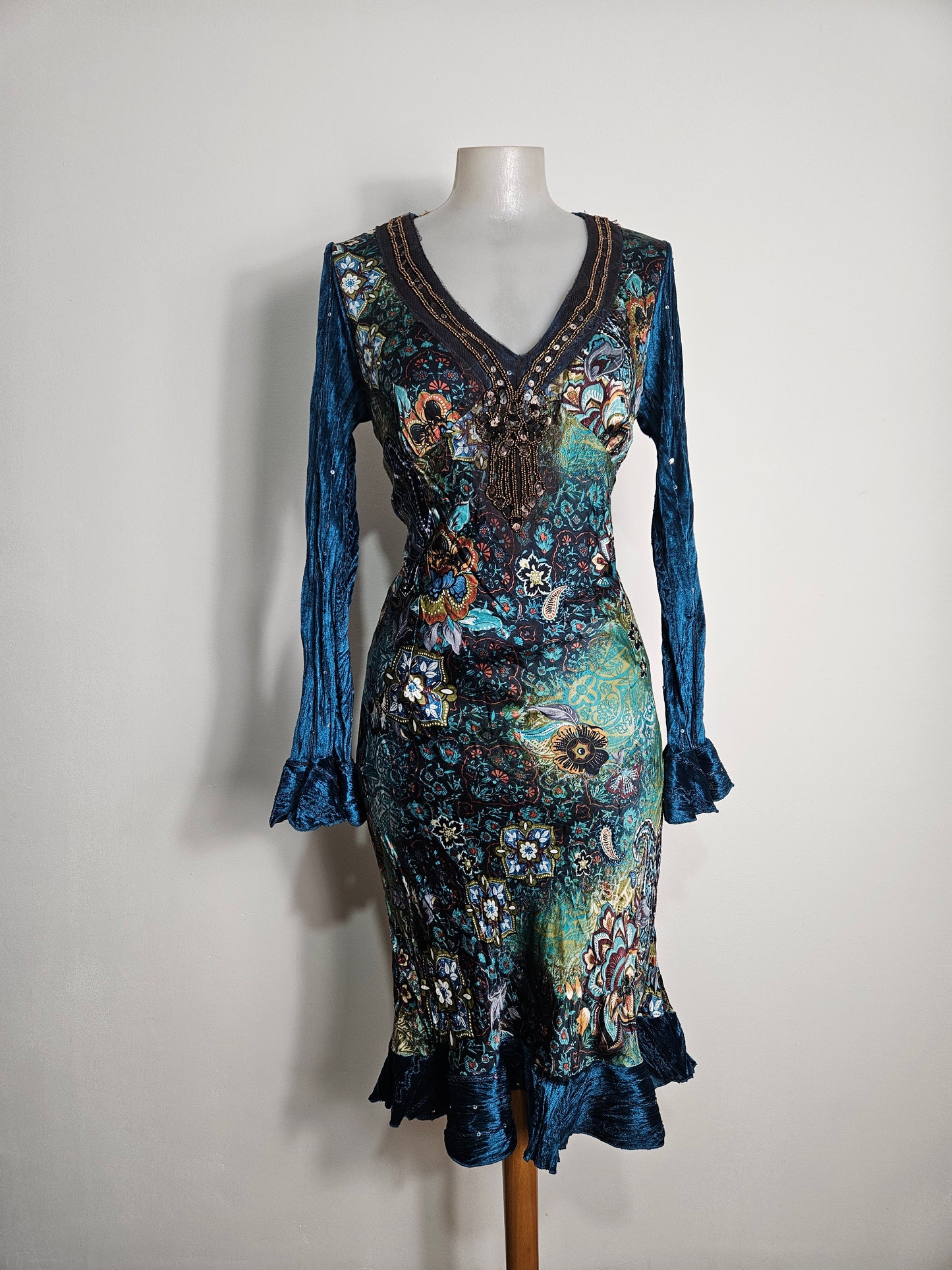 Robe brodée tons bleus