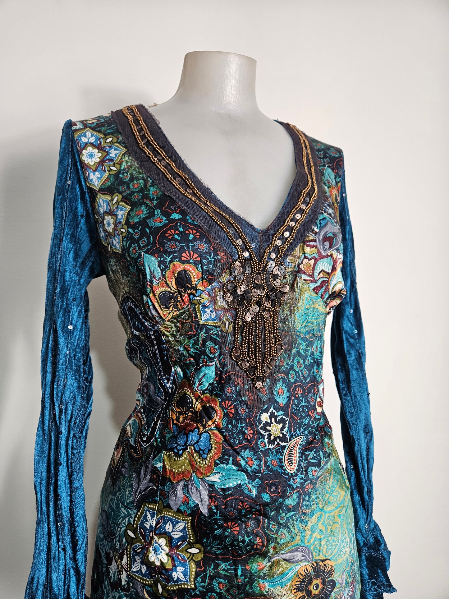 Robe brodée tons bleus