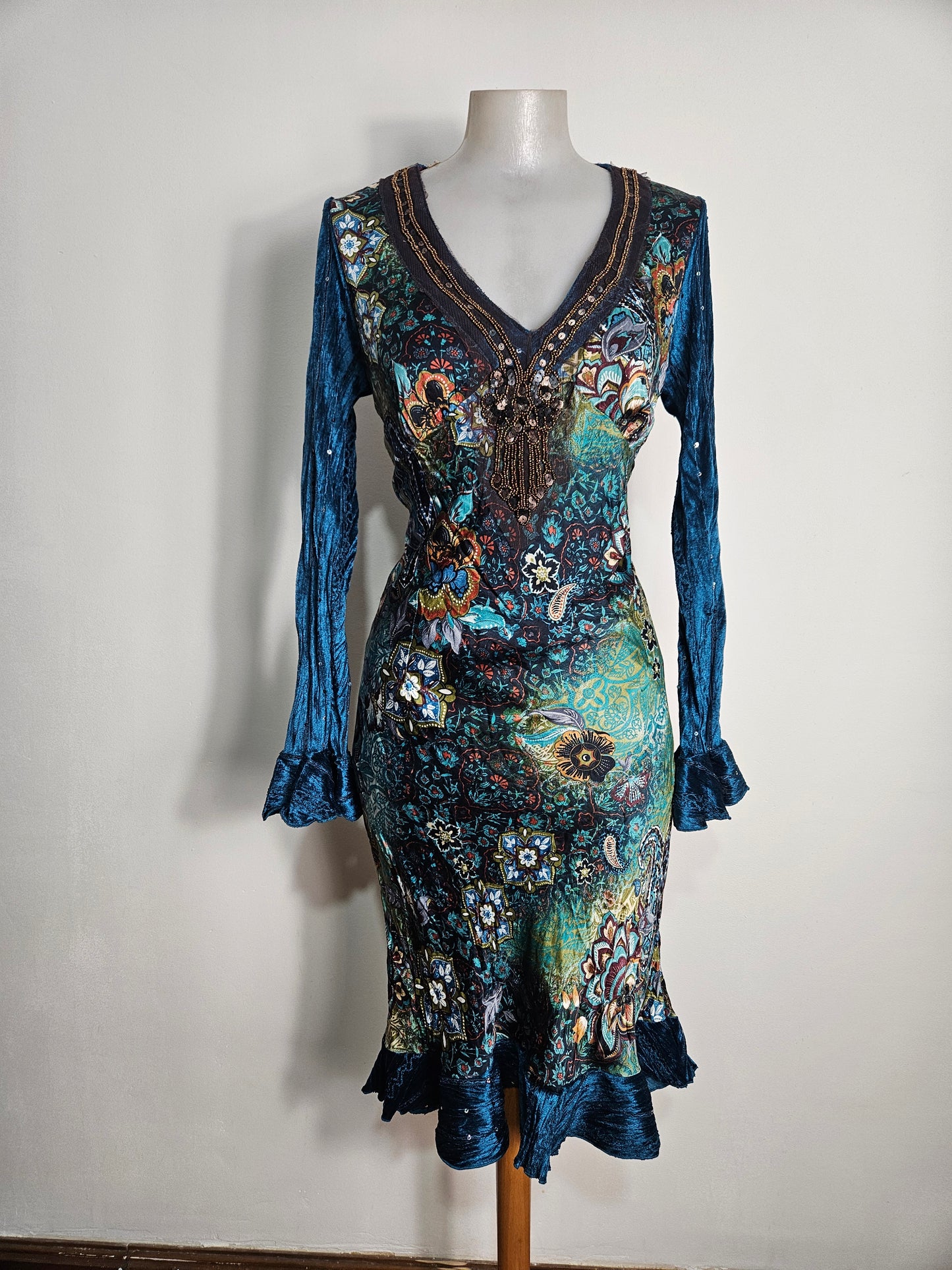 Robe brodée tons bleus